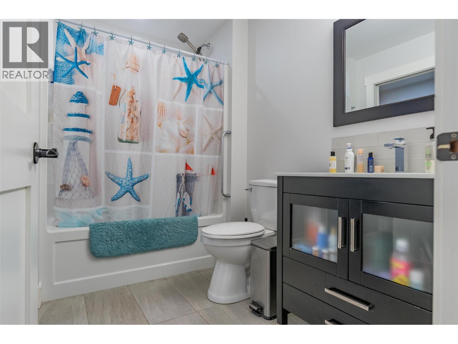 105 Mountainside Drive, Fruitvale, BC - Indoor Photo Showing Bathroom