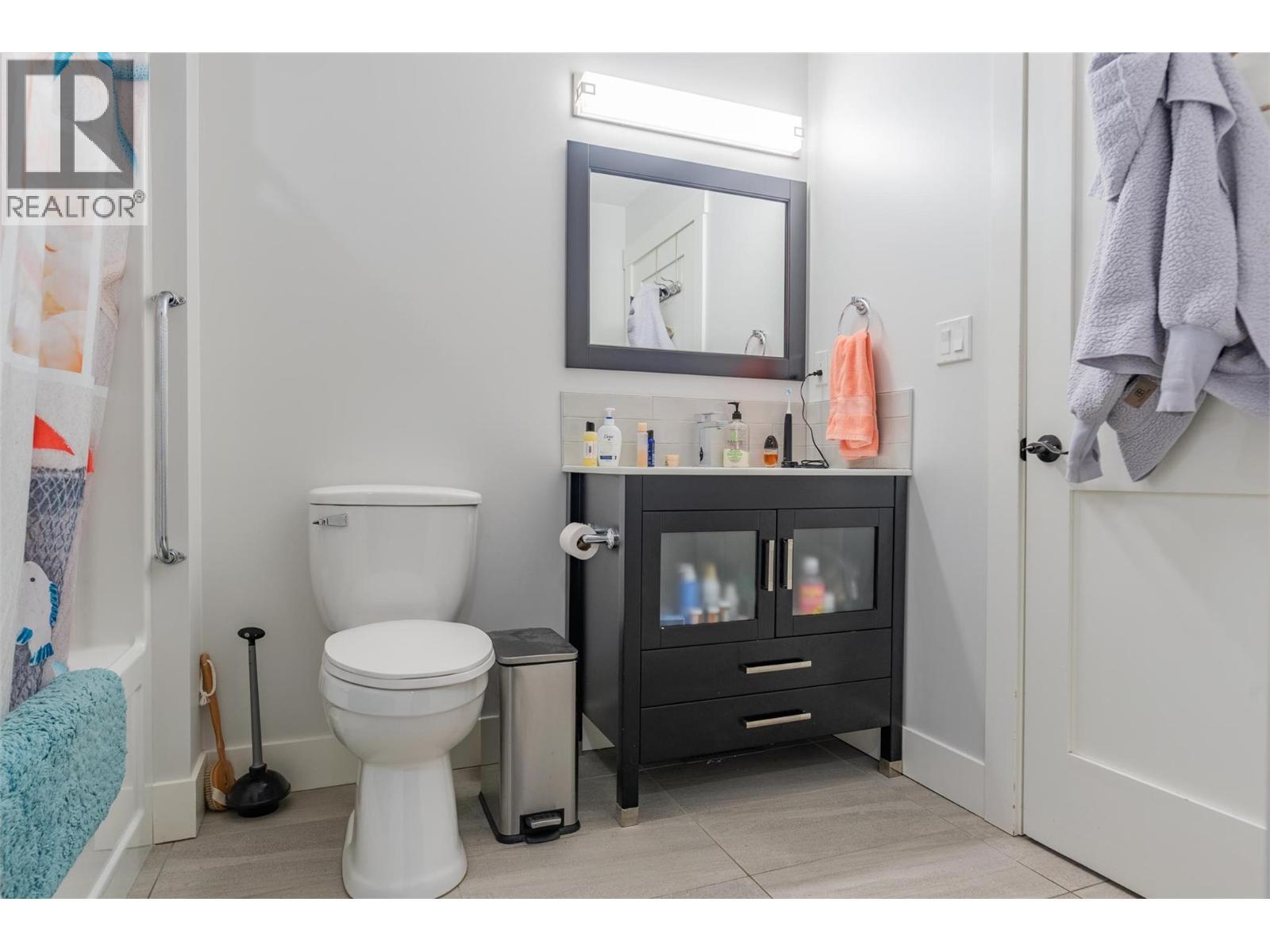 105 Mountainside Drive, Fruitvale, BC - Indoor Photo Showing Bathroom