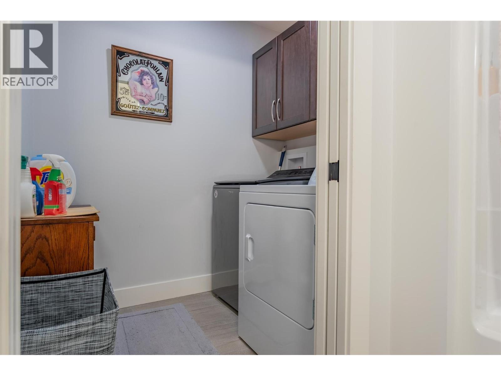 105 Mountainside Drive, Fruitvale, BC - Indoor Photo Showing Laundry Room