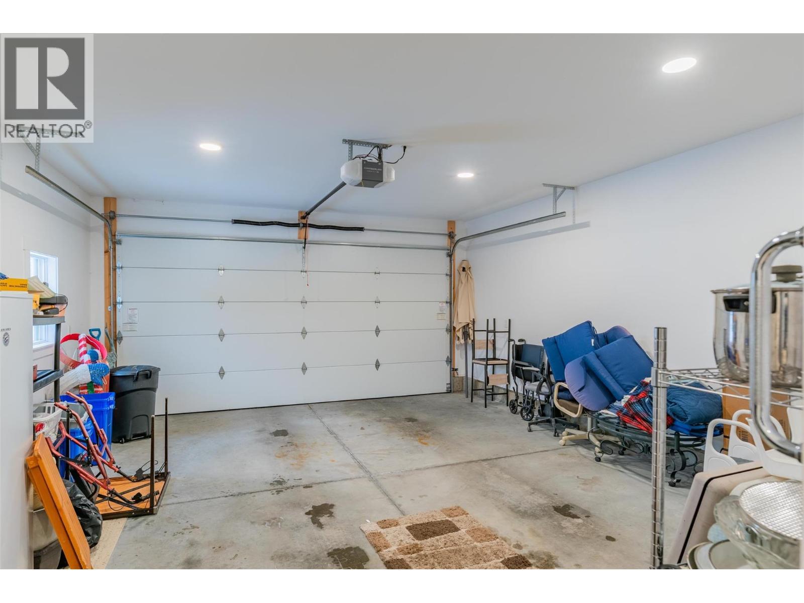 105 Mountainside Drive, Fruitvale, BC - Indoor Photo Showing Garage