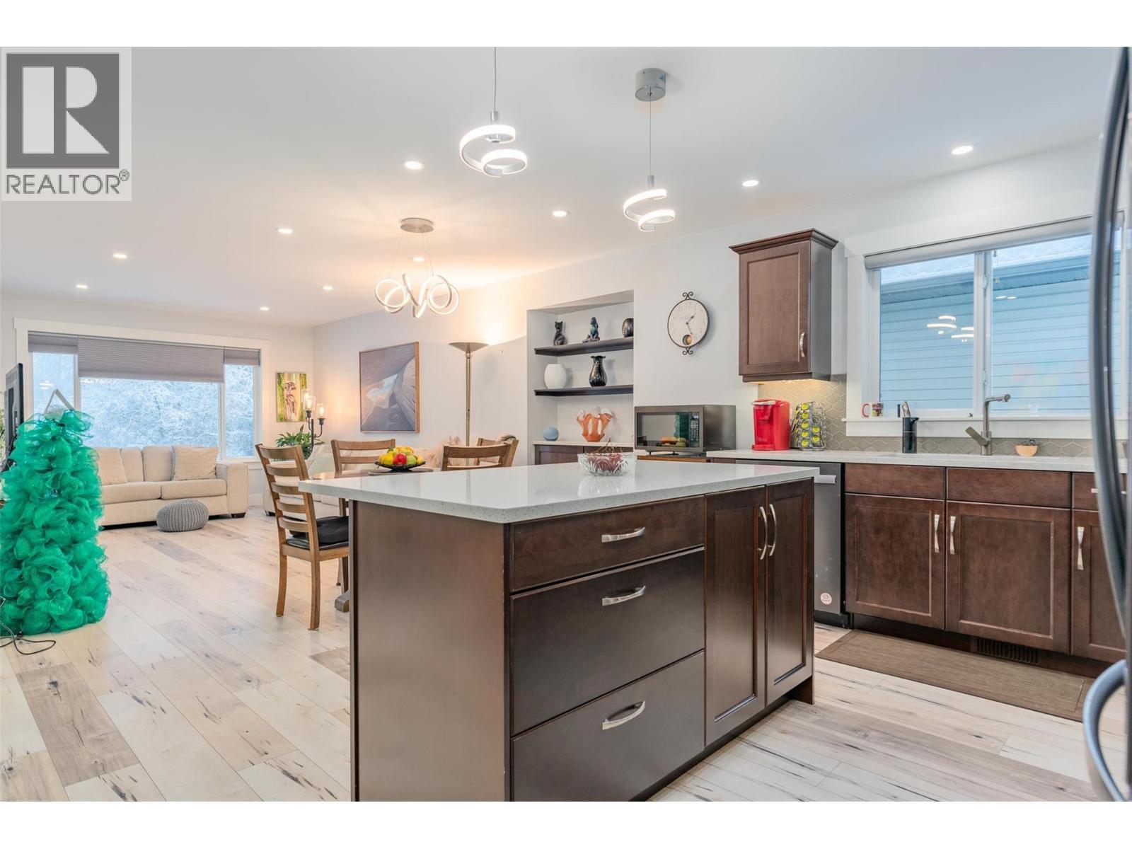 105 Mountainside Drive, Fruitvale, BC - Indoor Photo Showing Kitchen With Upgraded Kitchen