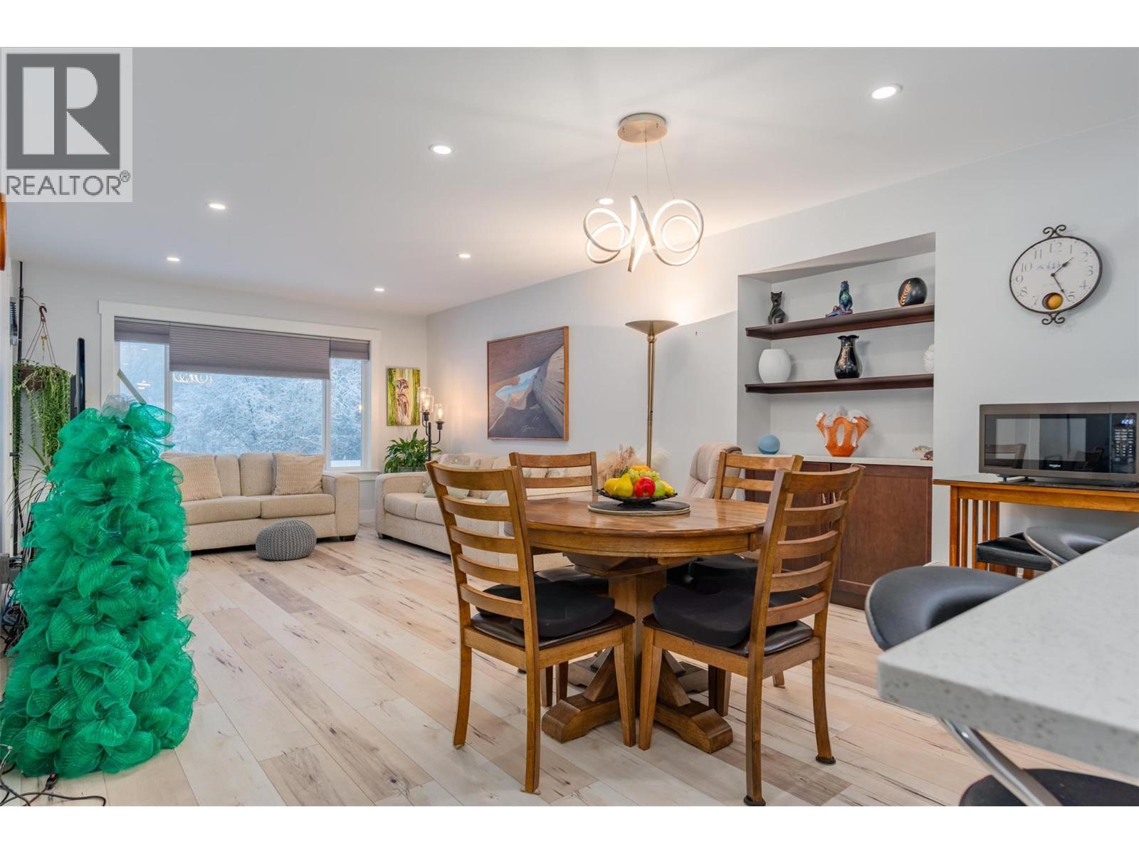 105 Mountainside Drive, Fruitvale, BC - Indoor Photo Showing Dining Room