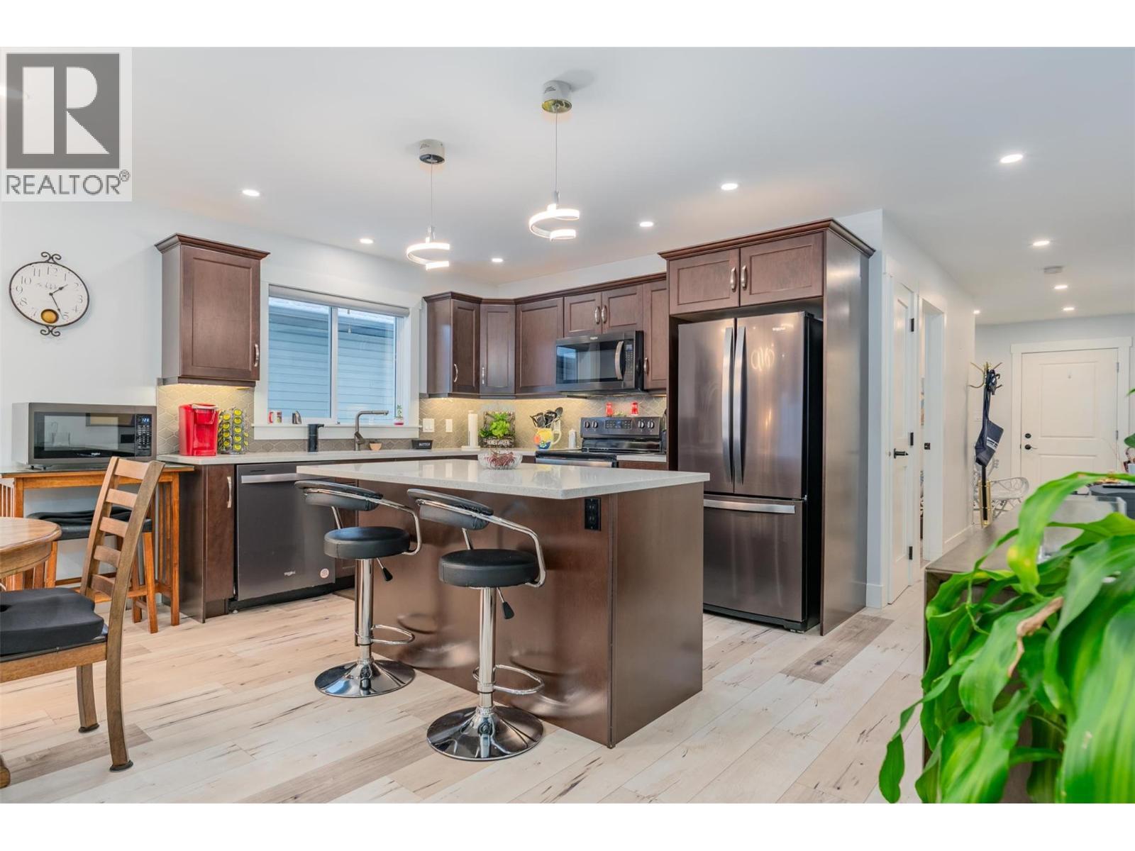 105 Mountainside Drive, Fruitvale, BC - Indoor Photo Showing Kitchen With Upgraded Kitchen