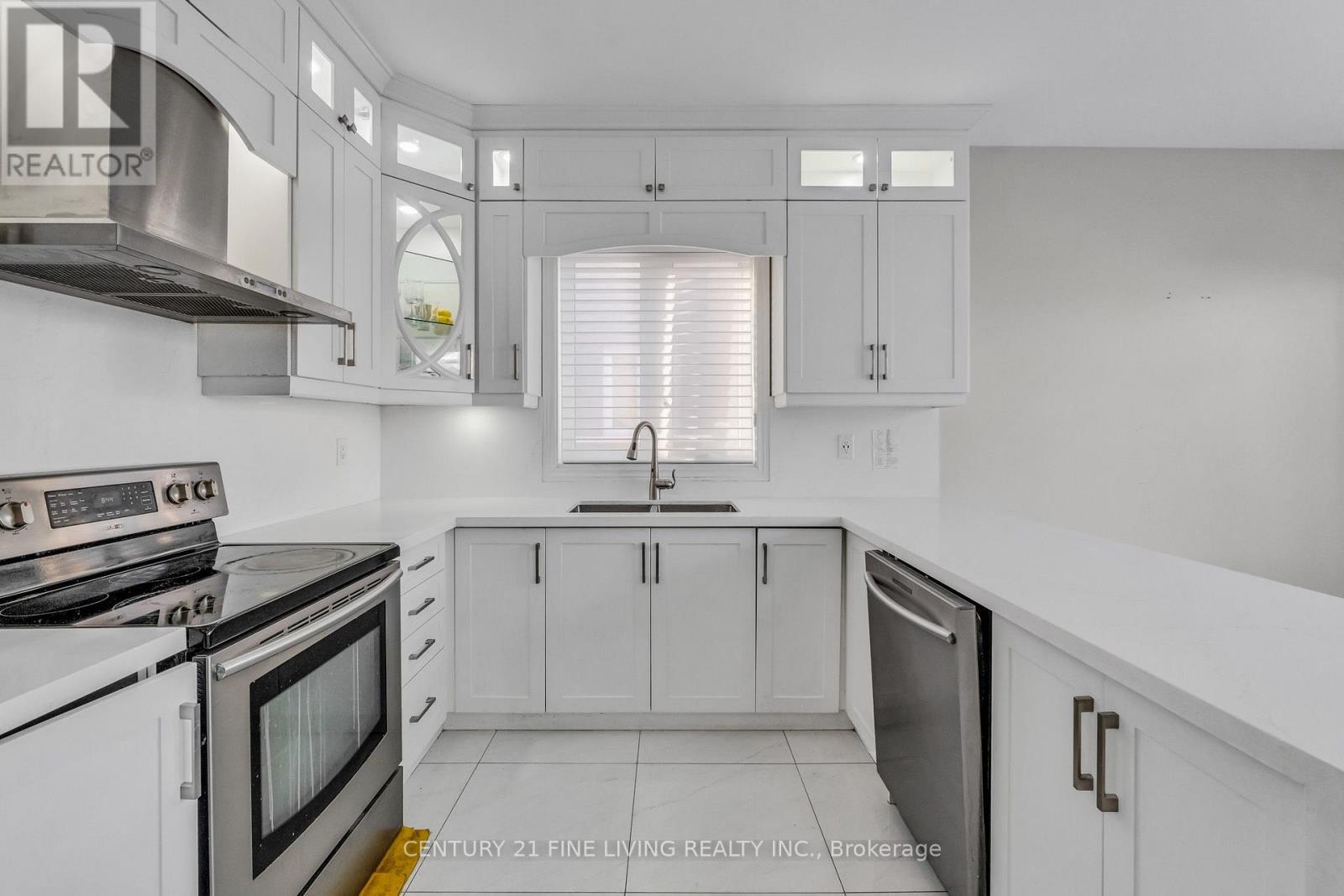 3 Sailwind Road, Brampton, ON - Indoor Photo Showing Kitchen With Upgraded Kitchen