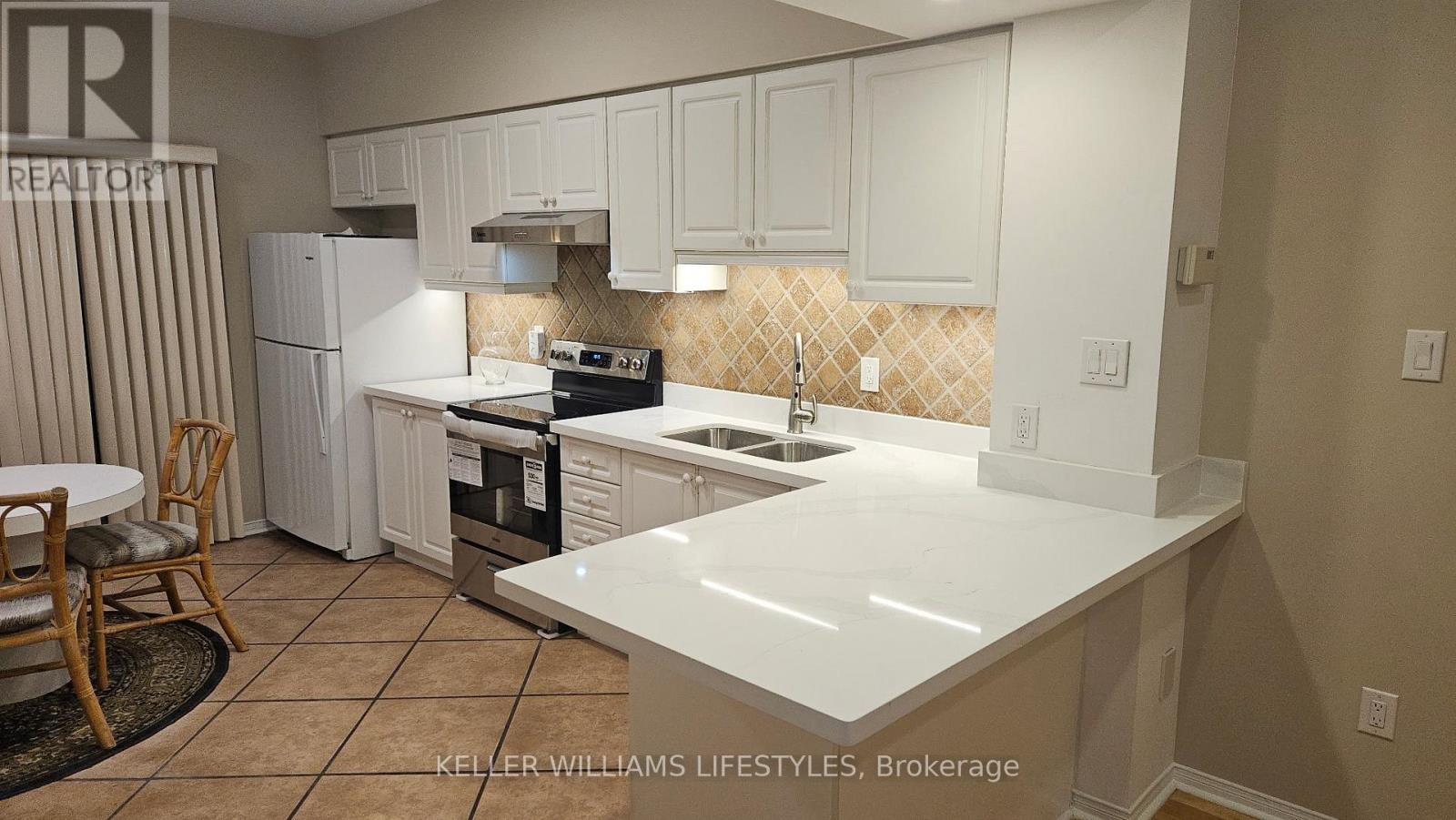 245 - 23 Observatory Lane, Richmond Hill (Harding), ON - Indoor Photo Showing Kitchen With Double Sink