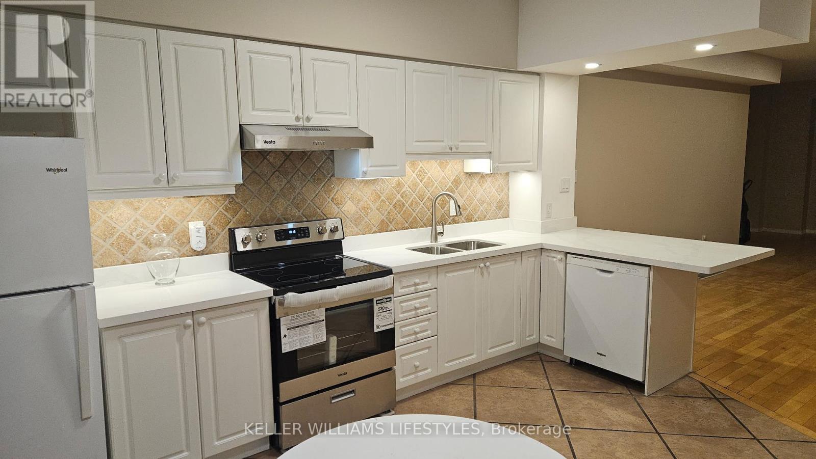 245 - 23 Observatory Lane, Richmond Hill (Harding), ON - Indoor Photo Showing Kitchen With Double Sink With Upgraded Kitchen