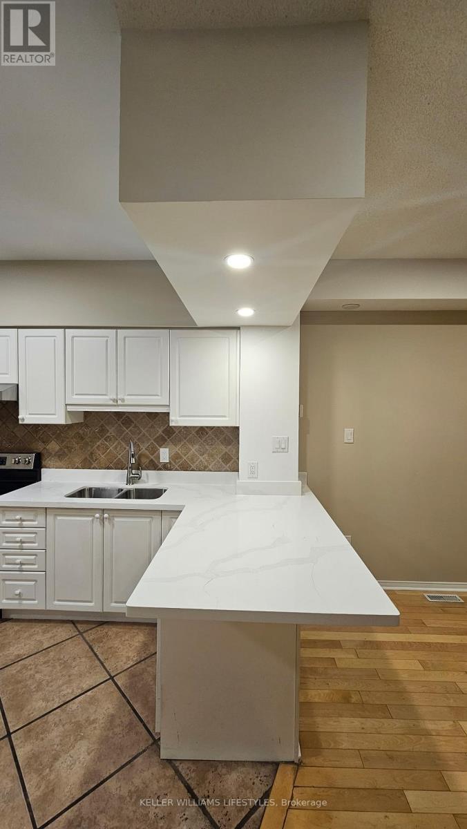 245 - 23 Observatory Lane, Richmond Hill (Harding), ON - Indoor Photo Showing Kitchen With Double Sink