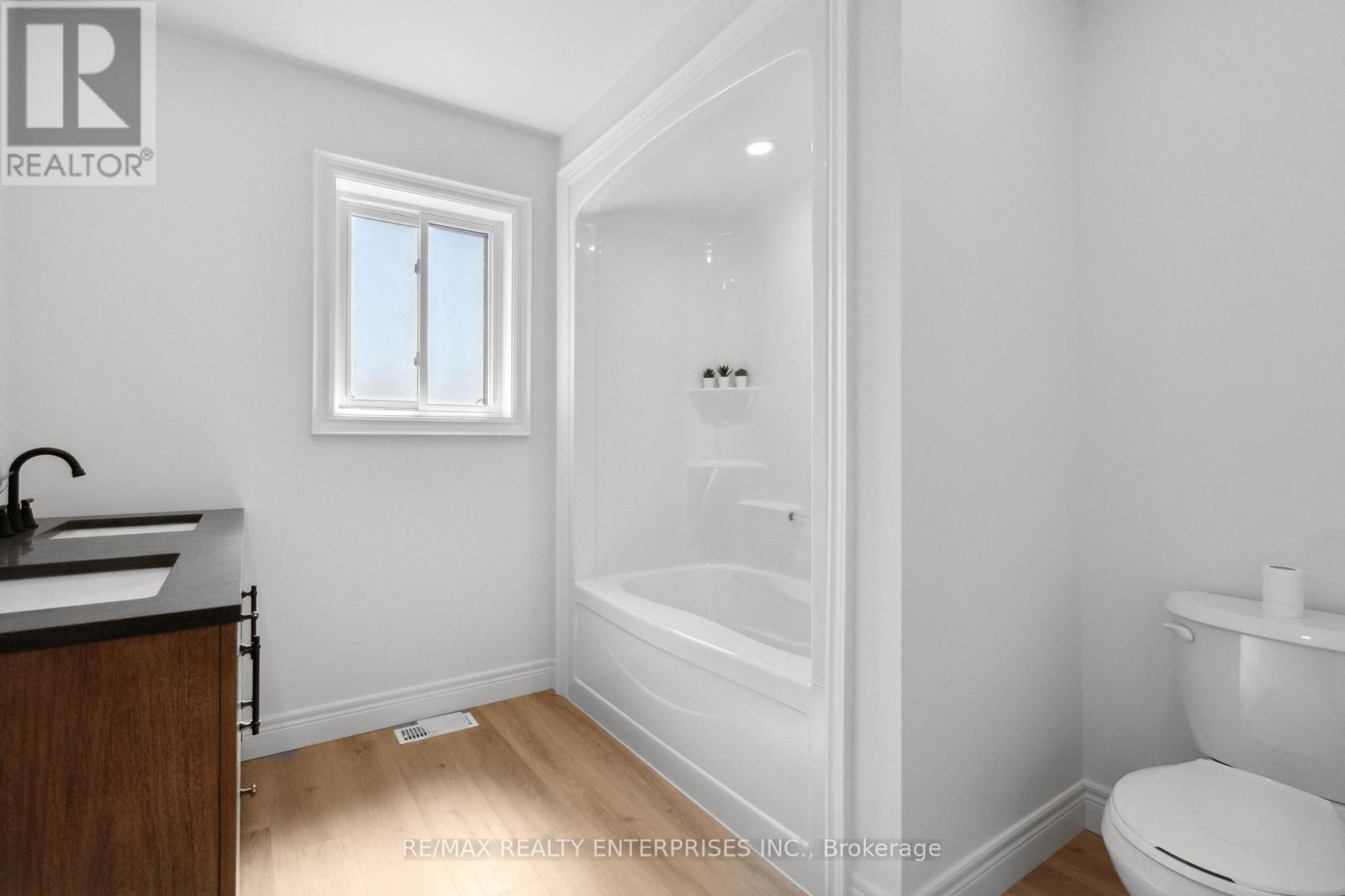 40 Mcmaster Avenue, Welland (Welland Downtown), ON - Indoor Photo Showing Bathroom