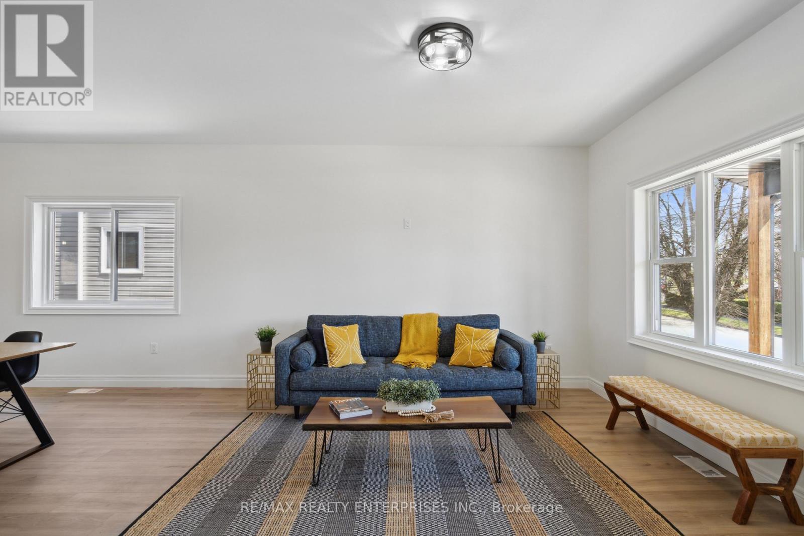 40 Mcmaster Avenue, Welland (Welland Downtown), ON - Indoor Photo Showing Living Room