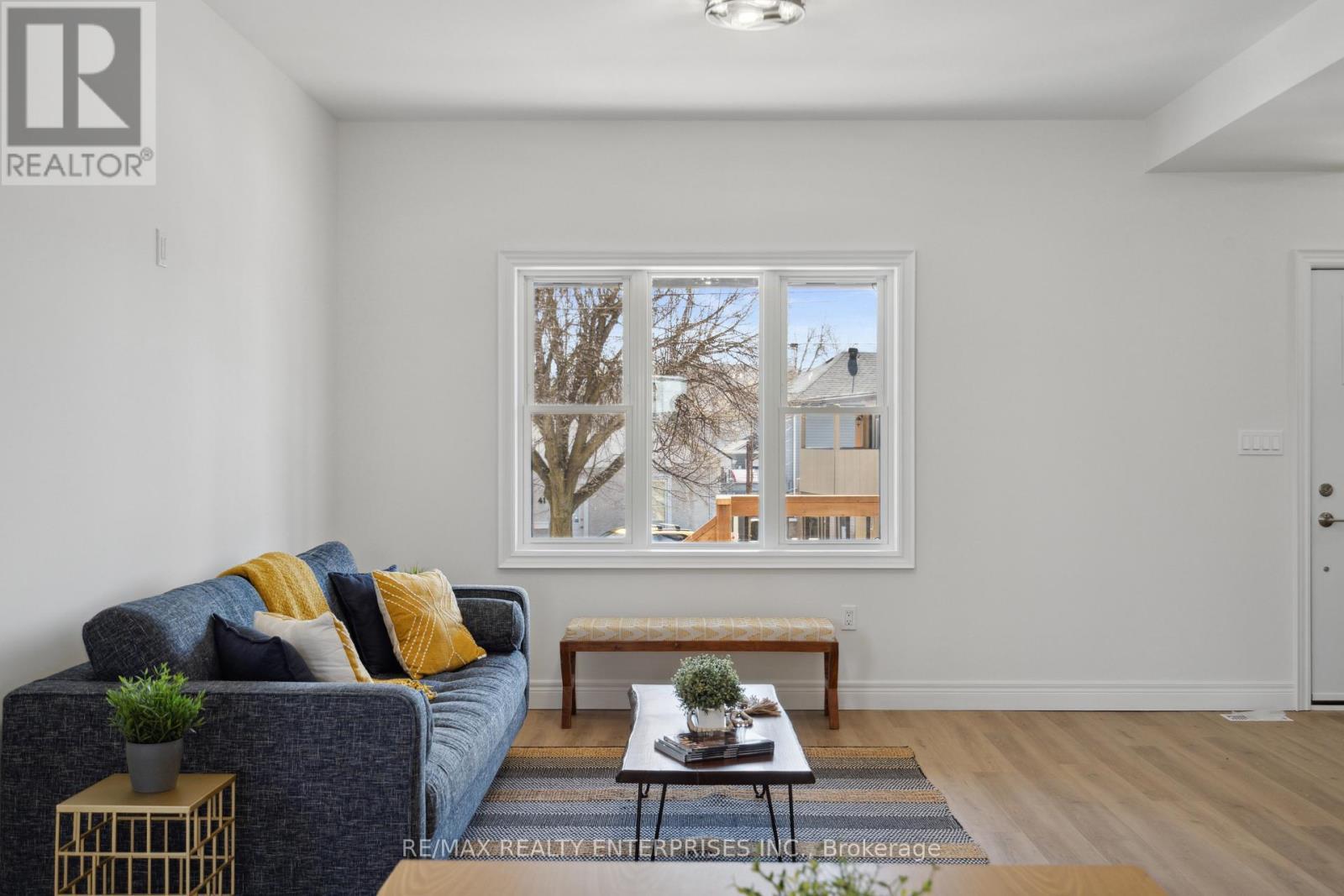 40 Mcmaster Avenue, Welland (Welland Downtown), ON - Indoor Photo Showing Living Room