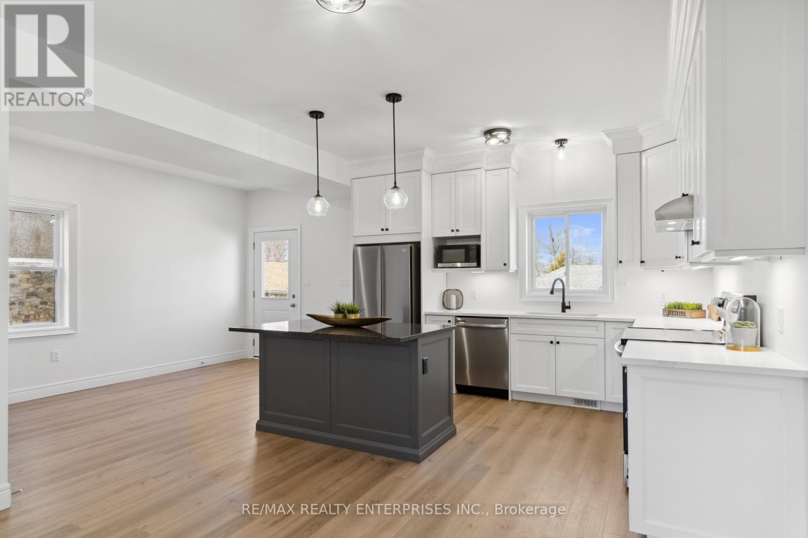 40 Mcmaster Avenue, Welland (Welland Downtown), ON - Indoor Photo Showing Kitchen With Stainless Steel Kitchen With Upgraded Kitchen