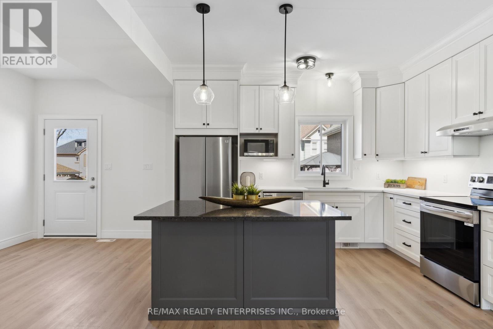 40 Mcmaster Avenue, Welland (Welland Downtown), ON - Indoor Photo Showing Kitchen With Stainless Steel Kitchen With Upgraded Kitchen