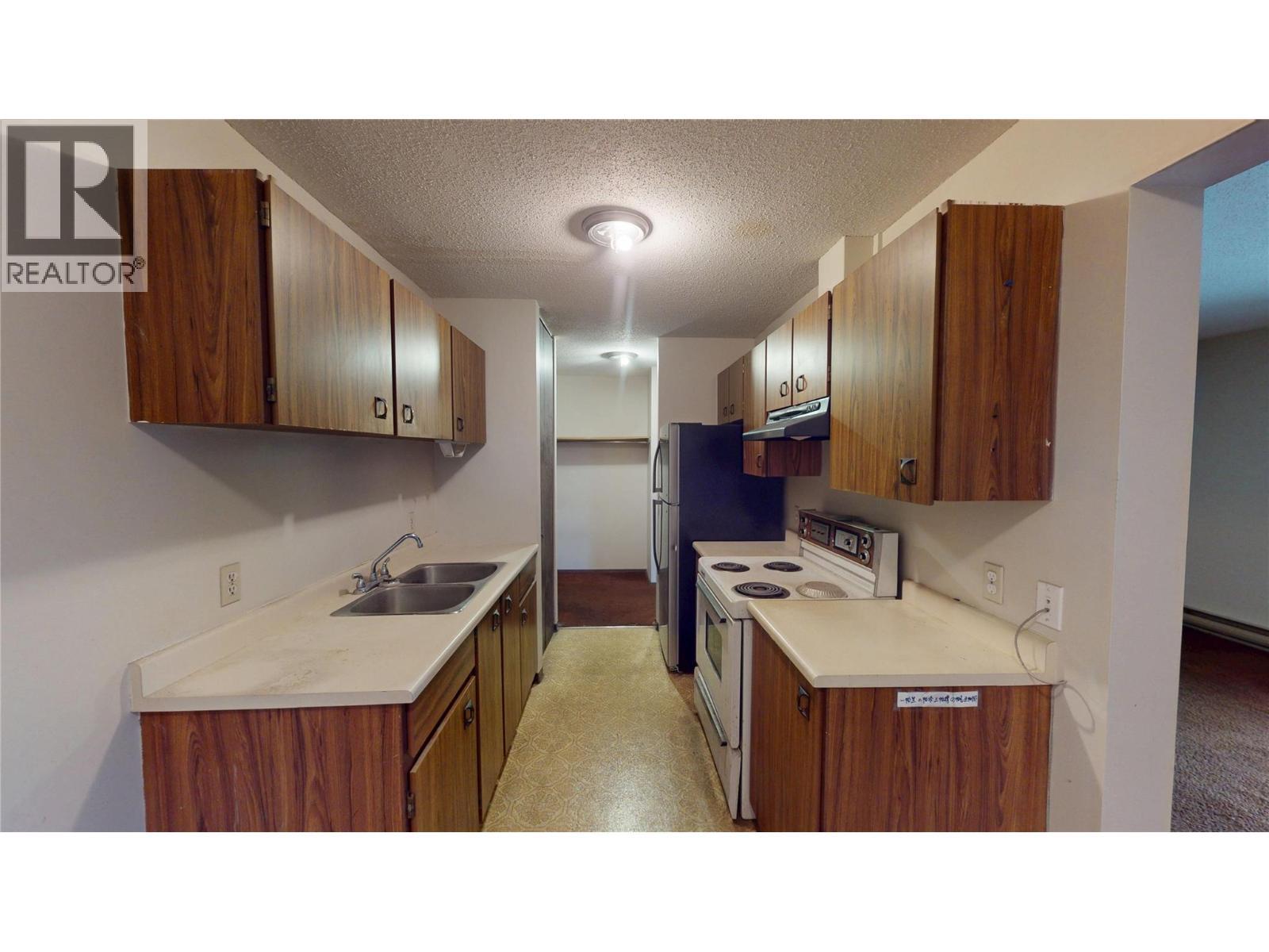 606 18Th Avenue N Unit# 303, Cranbrook, BC - Indoor Photo Showing Kitchen With Double Sink
