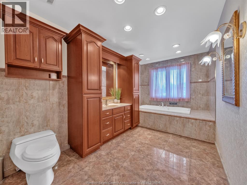 3 Beth Crescent, Leamington, ON - Indoor Photo Showing Bathroom