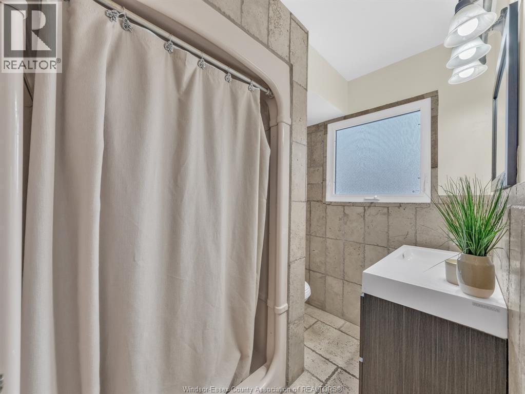 3 Beth Crescent, Leamington, ON - Indoor Photo Showing Bathroom