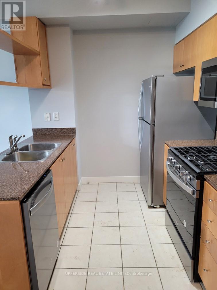 306 - 9 Spadina Avenue, Toronto, ON - Indoor Photo Showing Kitchen With Double Sink