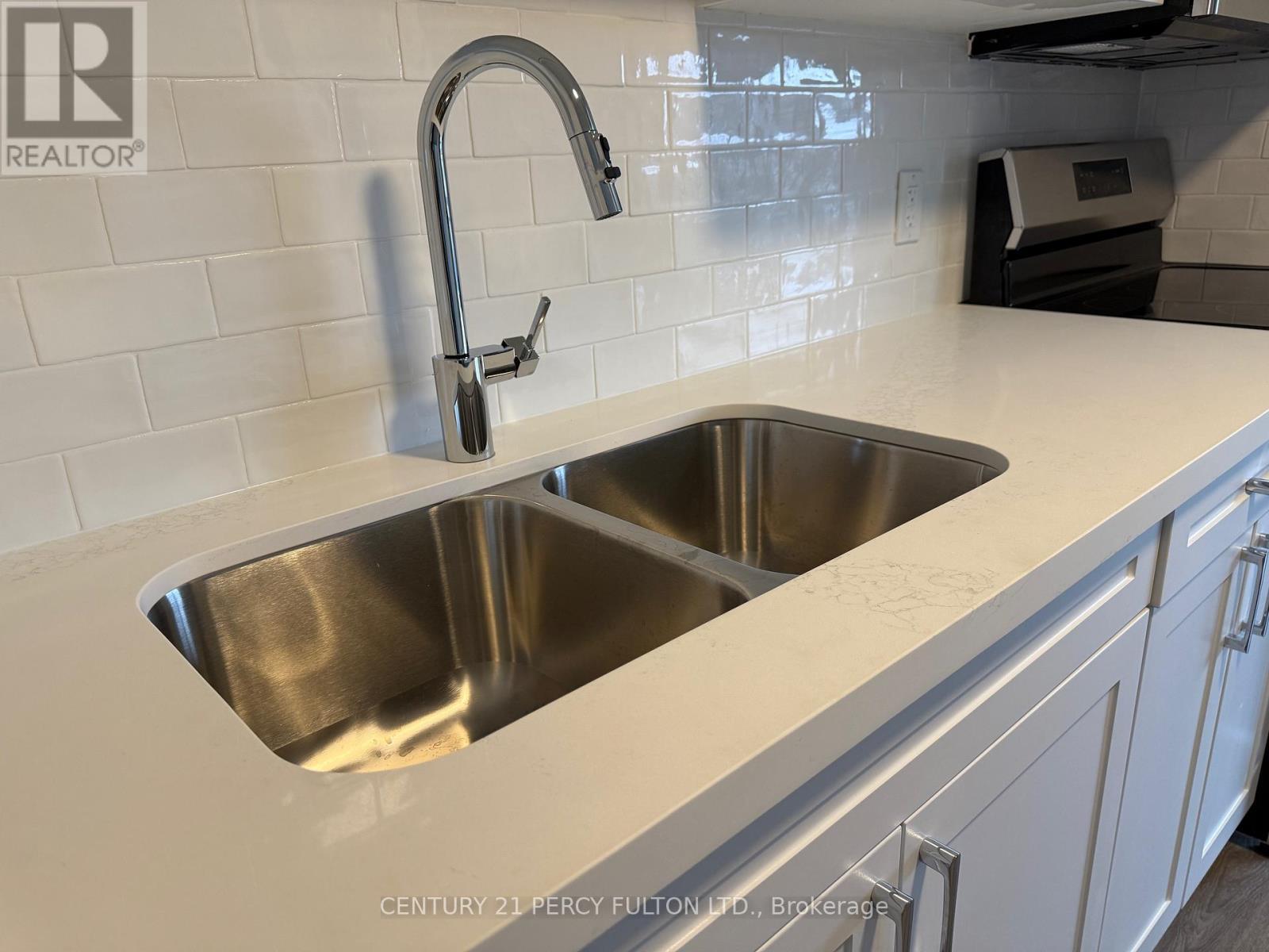 204 - 200 Garden Street, Whitby, ON - Indoor Photo Showing Kitchen With Double Sink