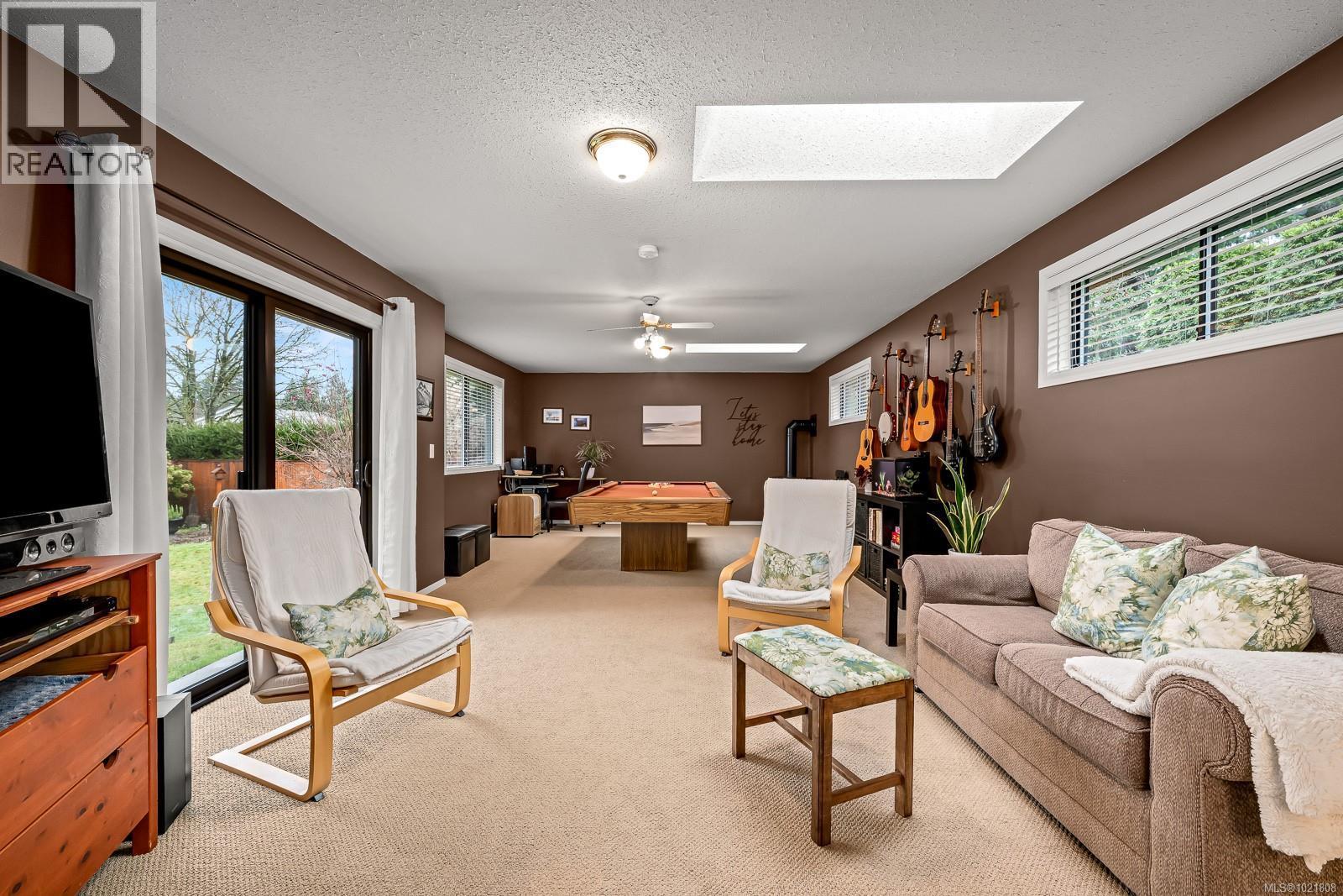 4988 Adrian Rd, Courtenay, BC - Indoor