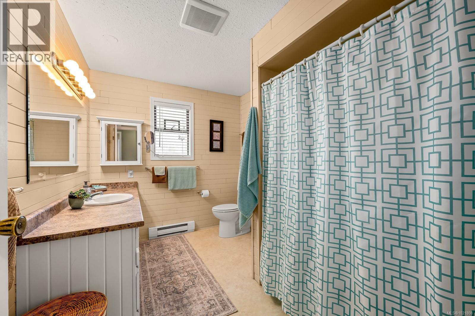 4988 Adrian Rd, Courtenay, BC - Indoor Photo Showing Bathroom