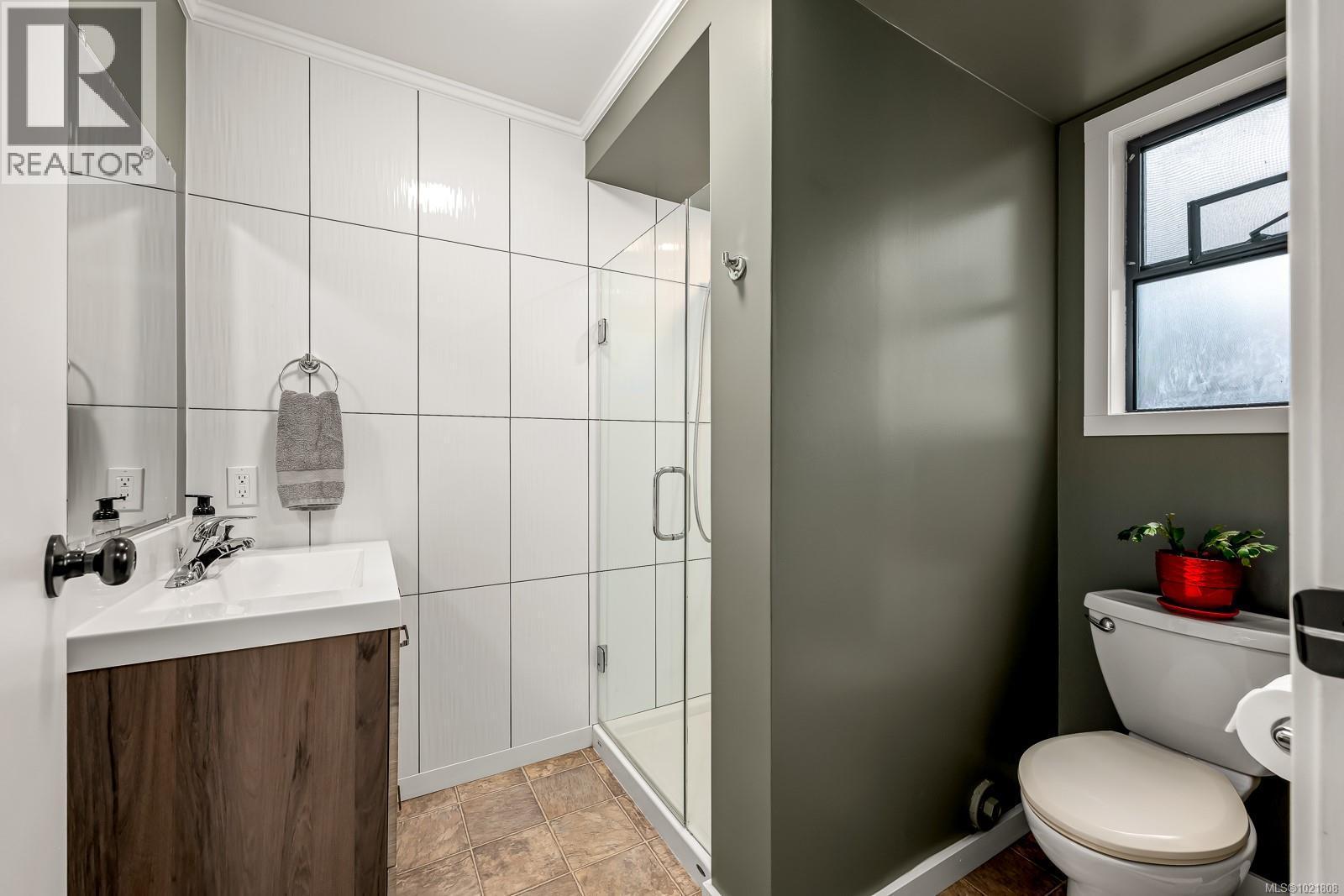 4988 Adrian Rd, Courtenay, BC - Indoor Photo Showing Bathroom