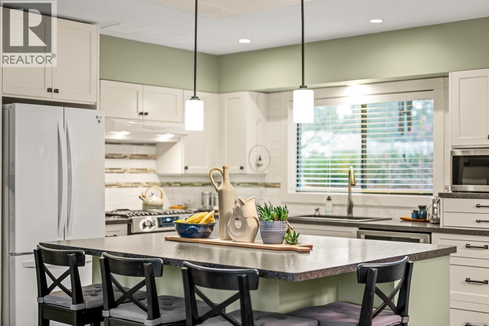 4988 Adrian Rd, Courtenay, BC - Indoor Photo Showing Kitchen With Upgraded Kitchen