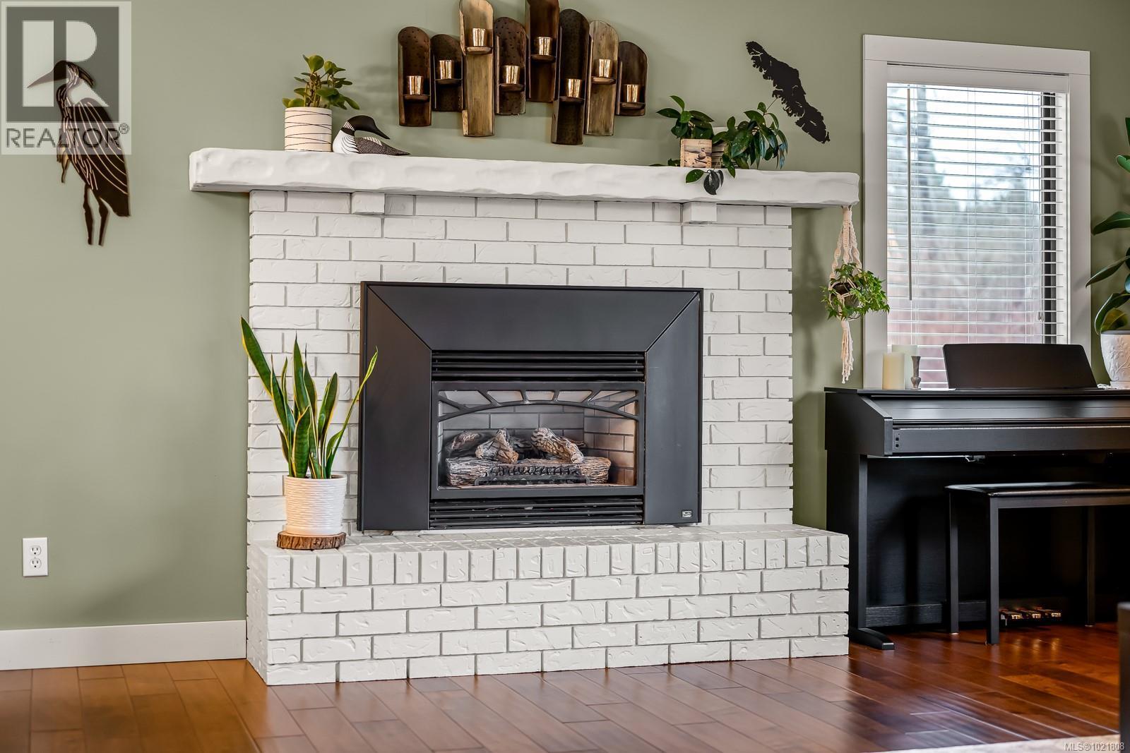 4988 Adrian Rd, Courtenay, BC - Indoor Photo Showing Living Room With Fireplace