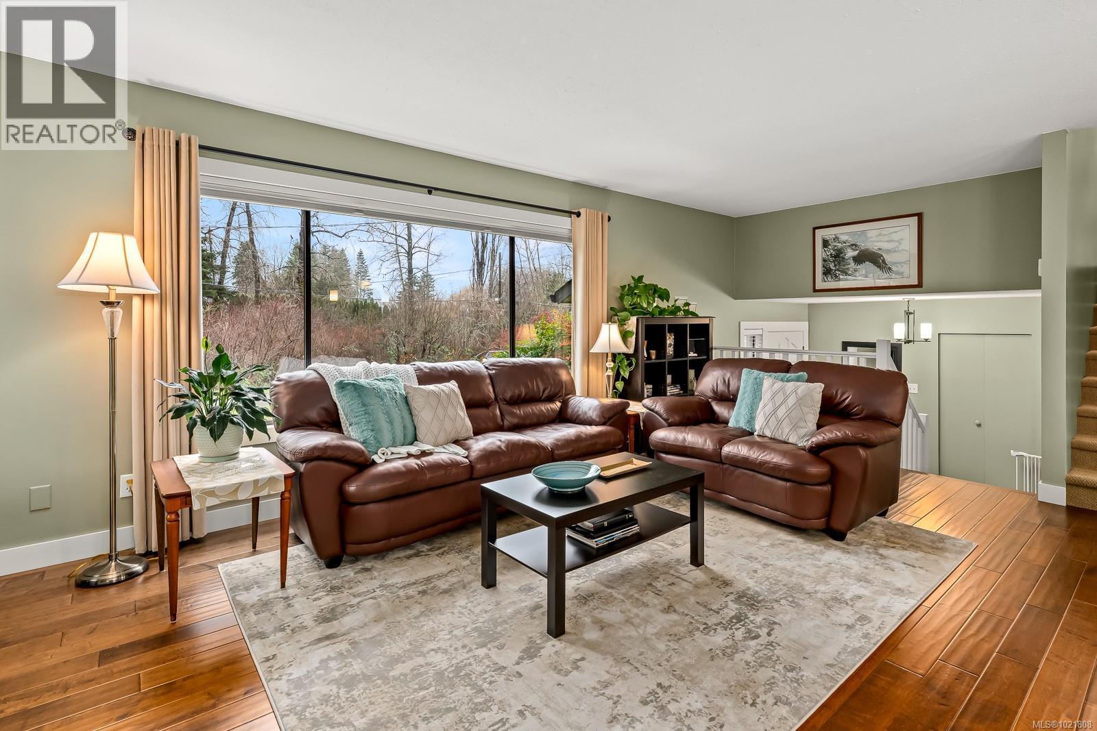 4988 Adrian Rd, Courtenay, BC - Indoor Photo Showing Living Room