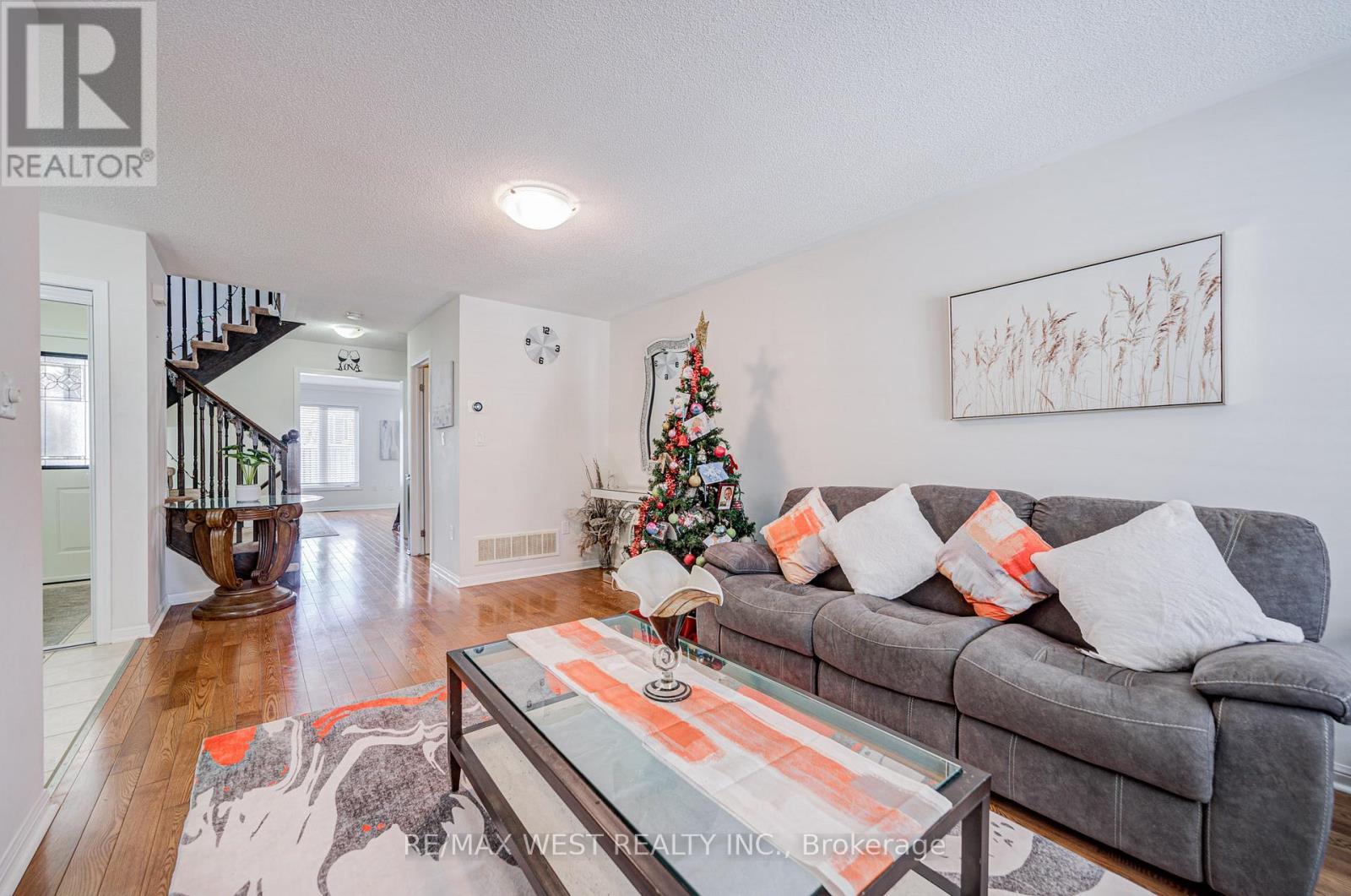 24 Davidson Drive, New Tecumseth, ON - Indoor Photo Showing Living Room