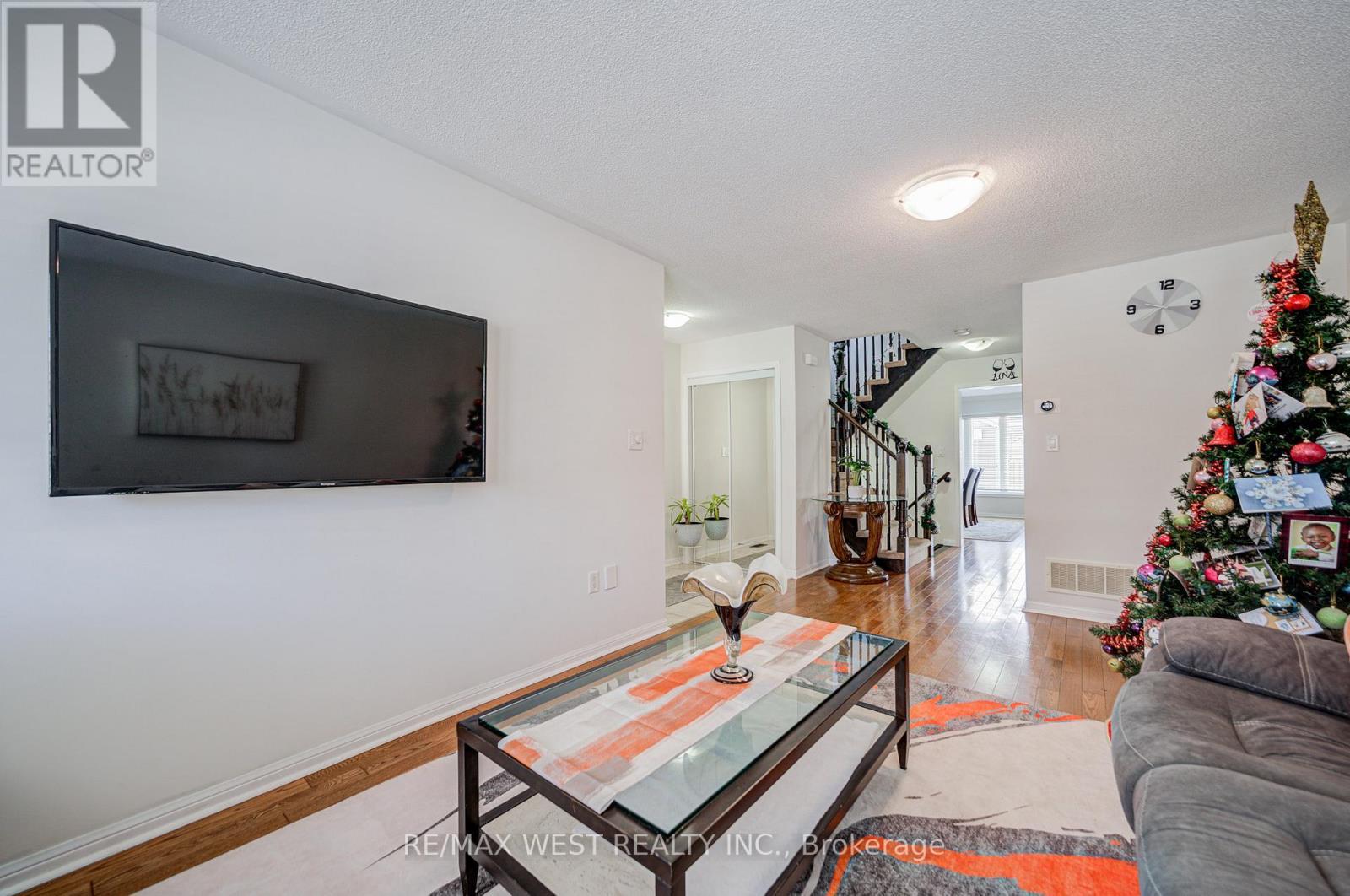 24 Davidson Drive, New Tecumseth, ON - Indoor Photo Showing Living Room