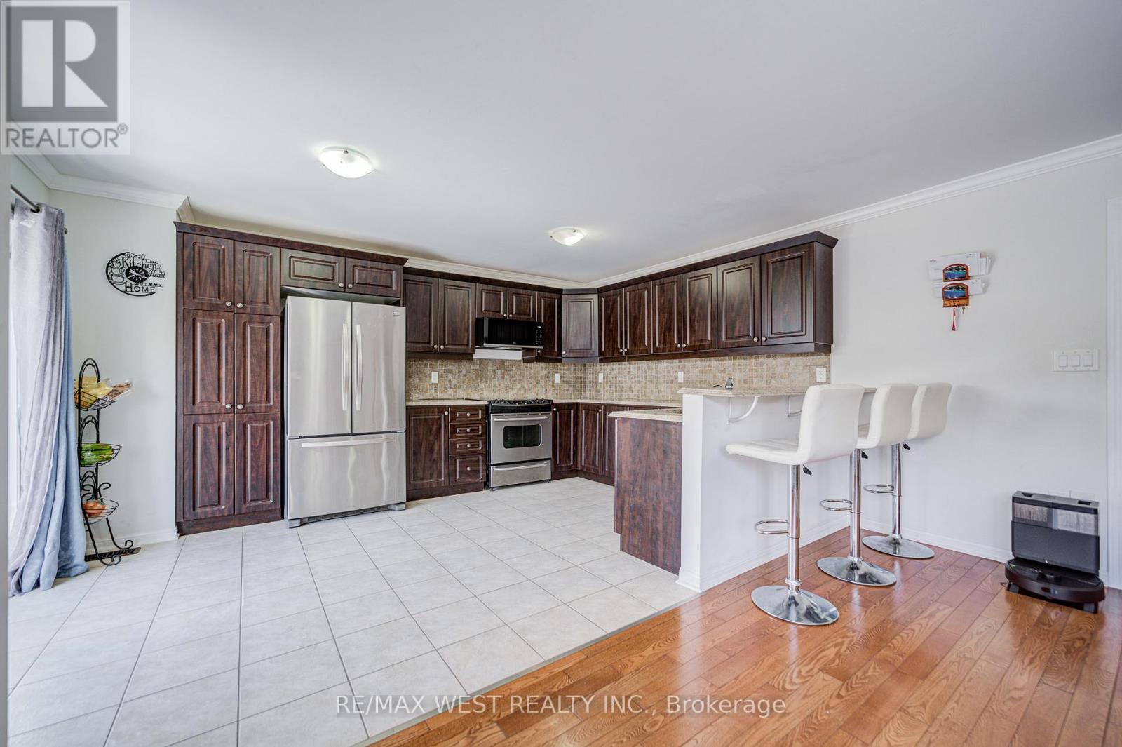 24 Davidson Drive, New Tecumseth, ON - Indoor Photo Showing Kitchen