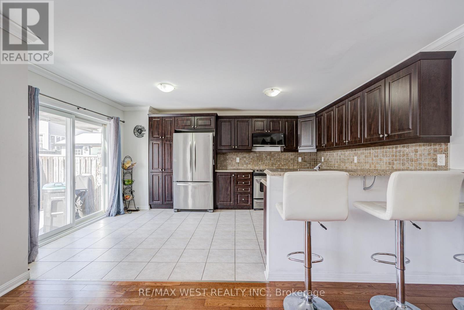 24 Davidson Drive, New Tecumseth, ON - Indoor Photo Showing Kitchen
