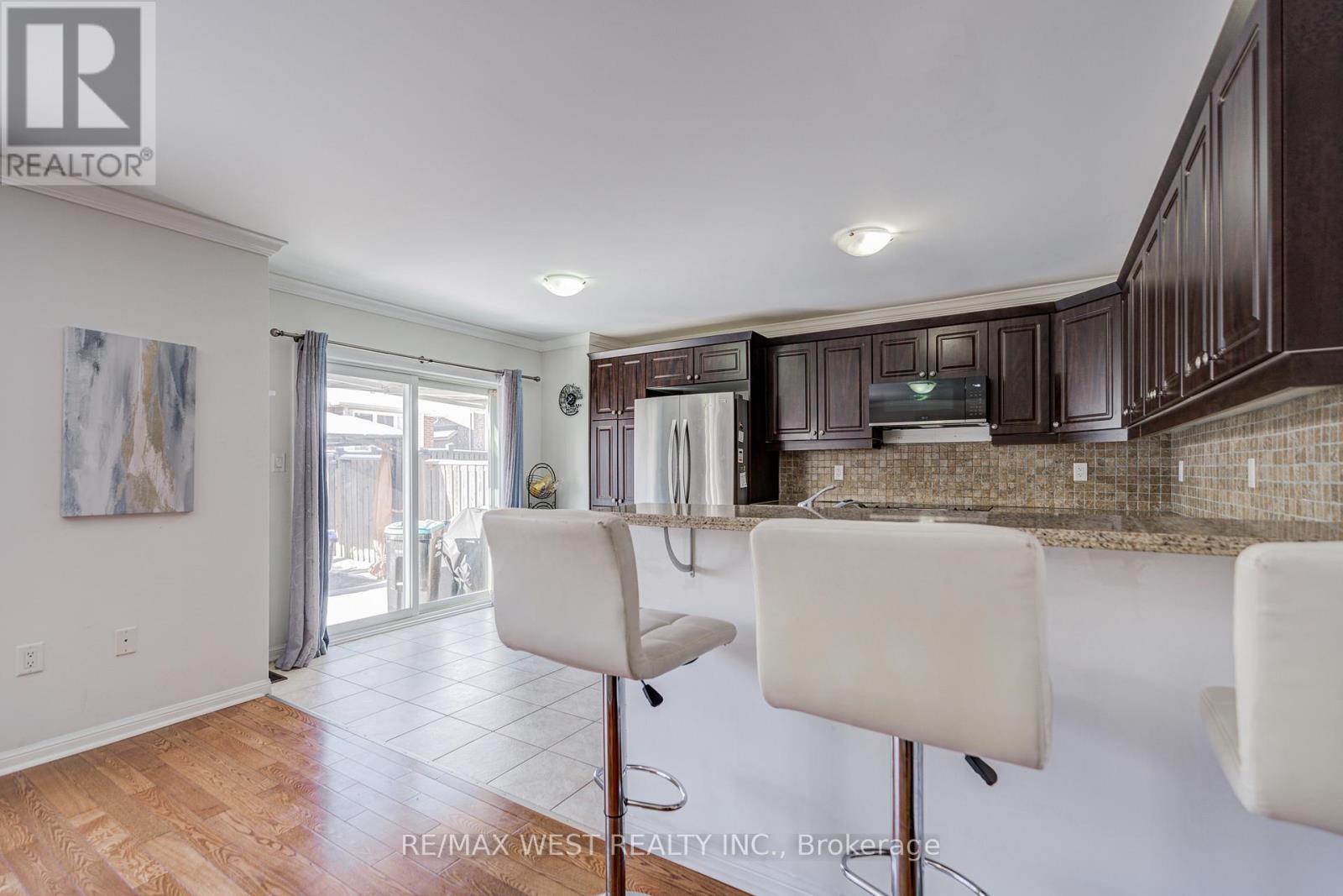 24 Davidson Drive, New Tecumseth, ON - Indoor Photo Showing Kitchen