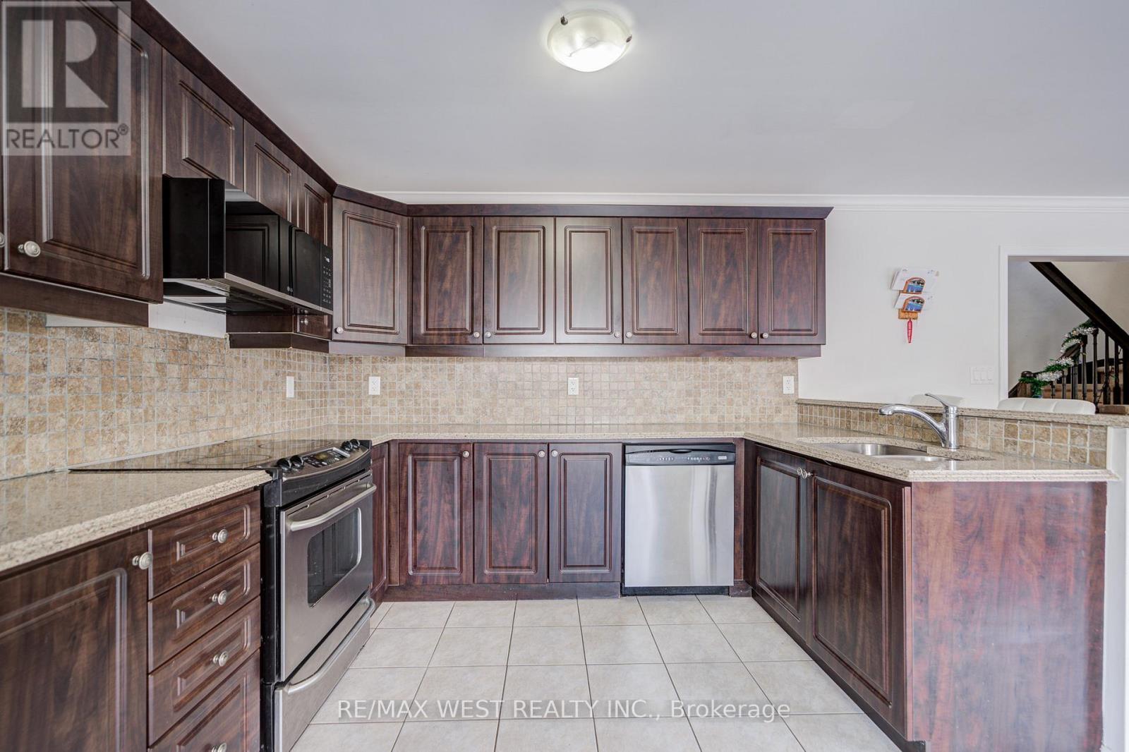 24 Davidson Drive, New Tecumseth, ON - Indoor Photo Showing Kitchen