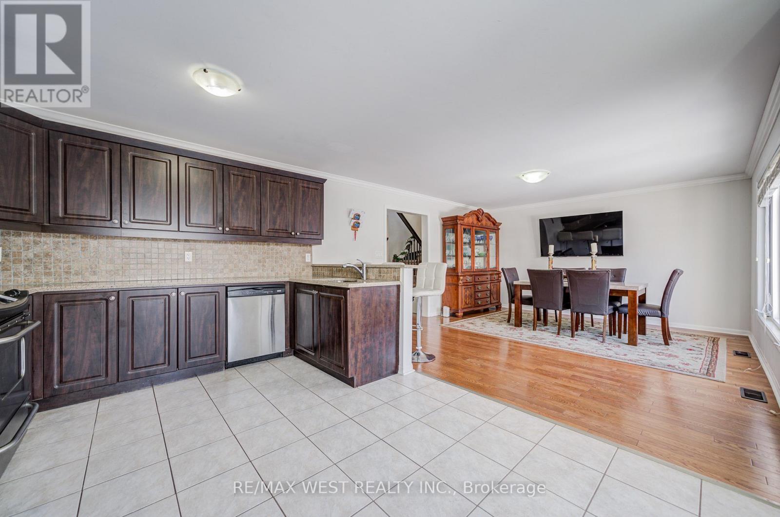 24 Davidson Drive, New Tecumseth, ON - Indoor Photo Showing Kitchen