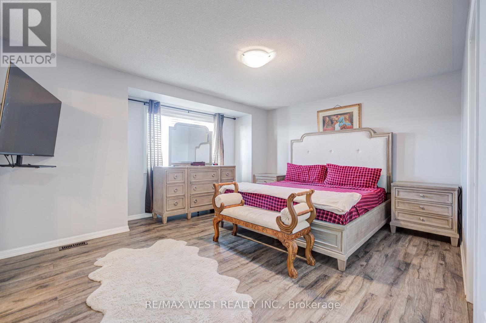 24 Davidson Drive, New Tecumseth, ON - Indoor Photo Showing Bedroom