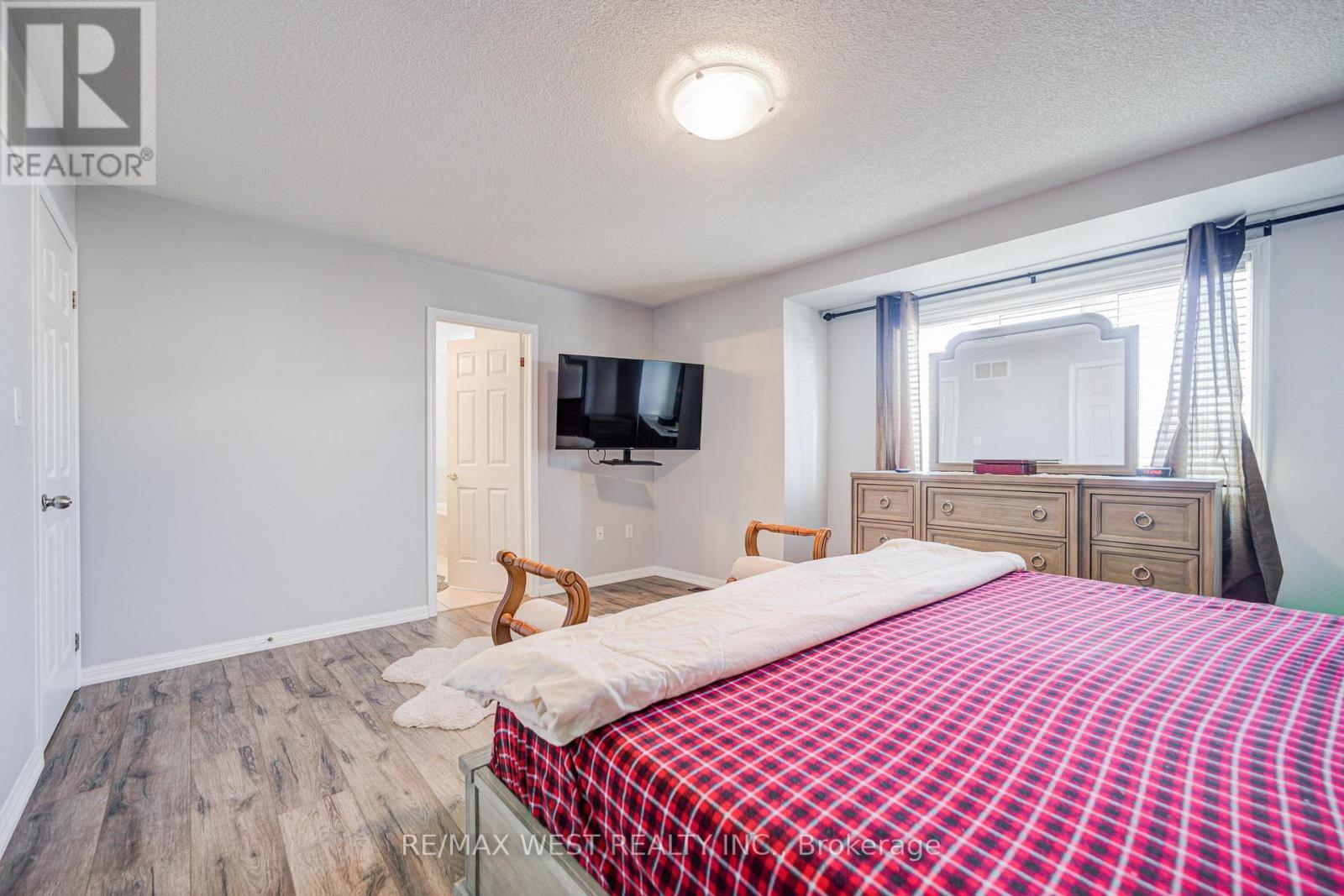24 Davidson Drive, New Tecumseth, ON - Indoor Photo Showing Bedroom
