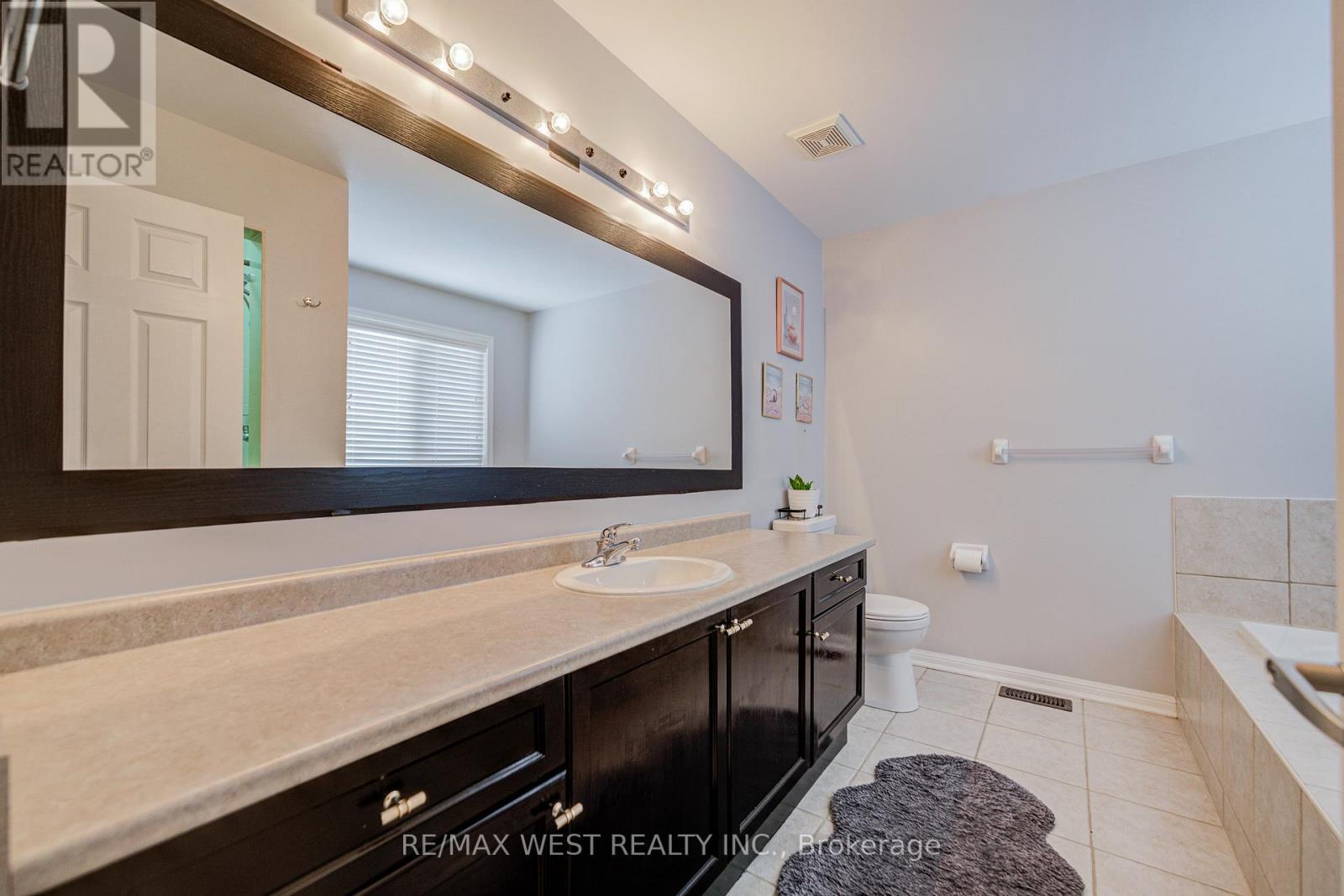 24 Davidson Drive, New Tecumseth, ON - Indoor Photo Showing Bathroom