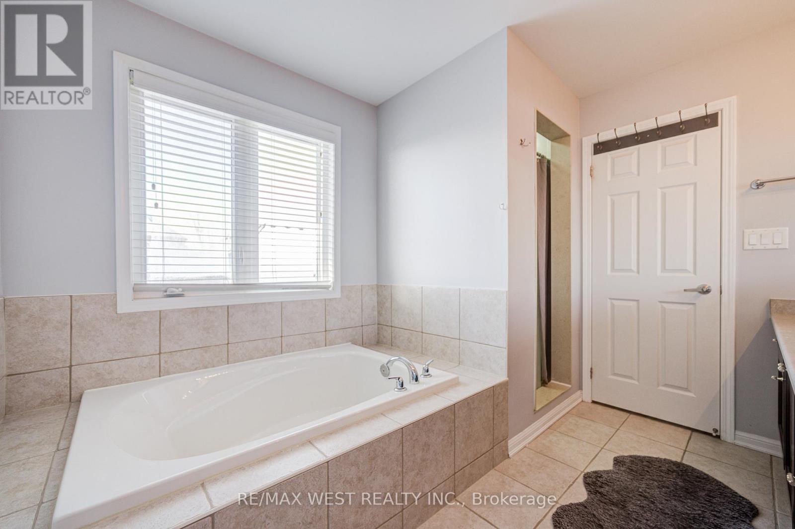 24 Davidson Drive, New Tecumseth, ON - Indoor Photo Showing Bathroom