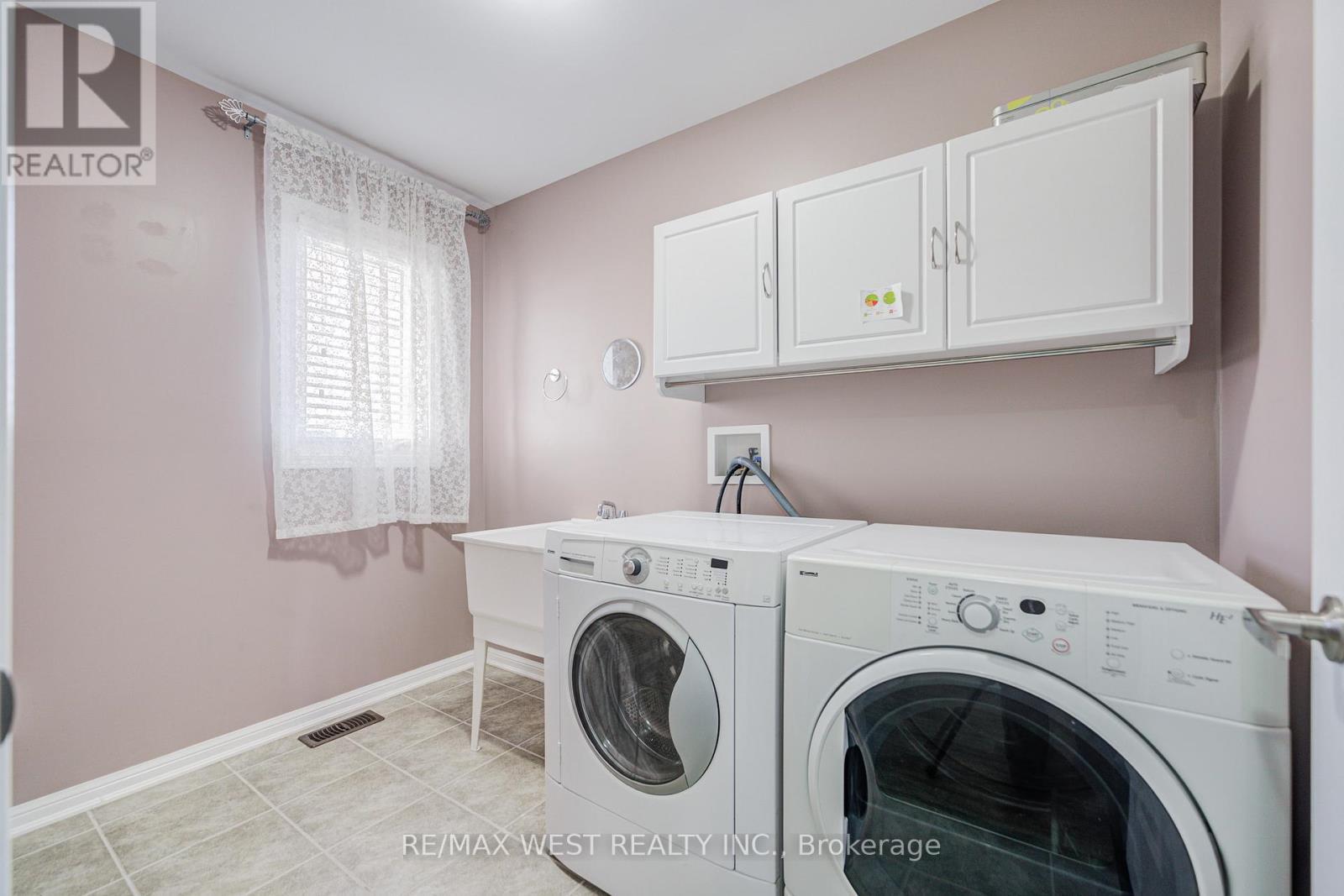 24 Davidson Drive, New Tecumseth, ON - Indoor Photo Showing Laundry Room