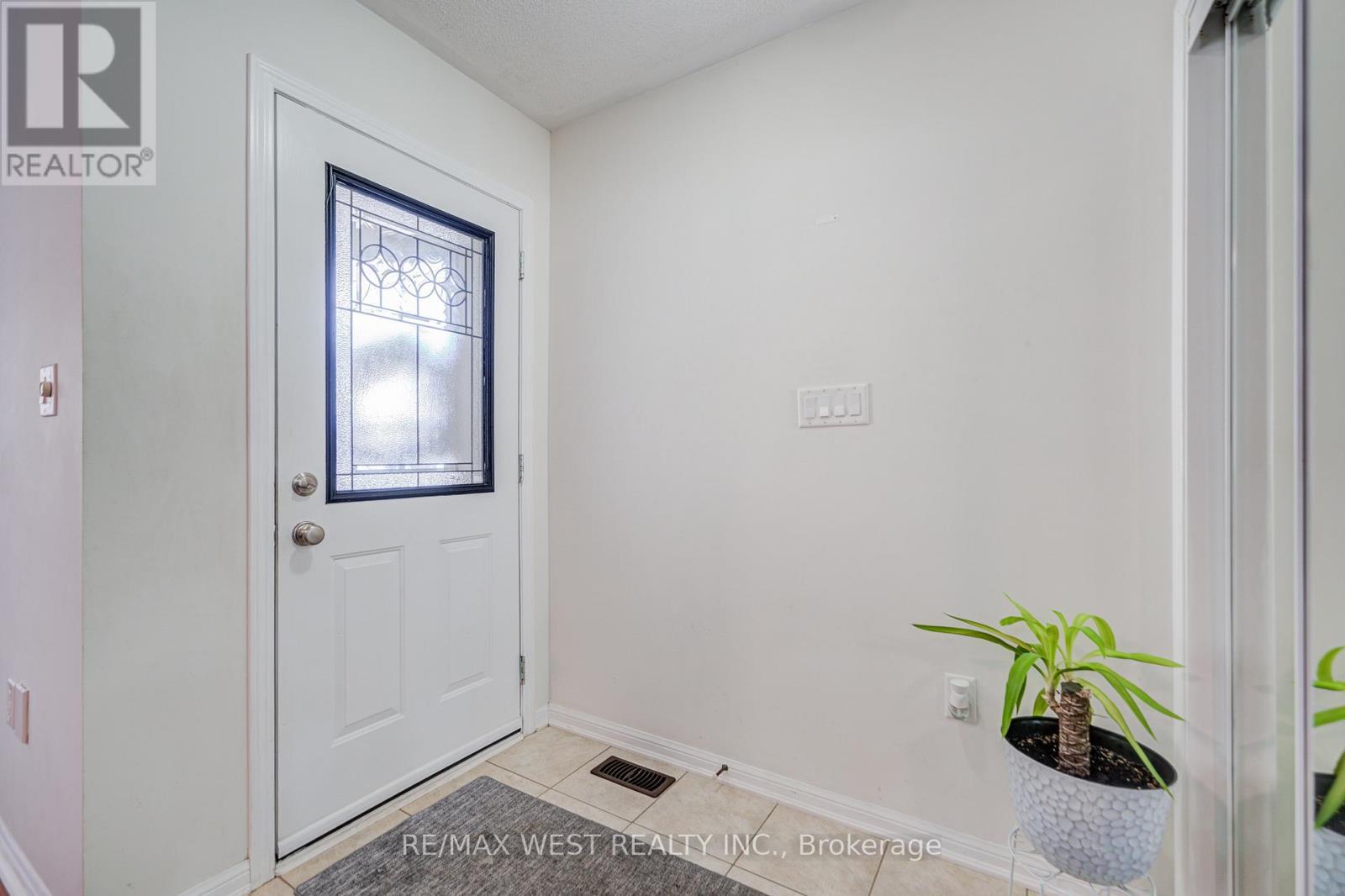24 Davidson Drive, New Tecumseth, ON - Indoor Photo Showing Other Room