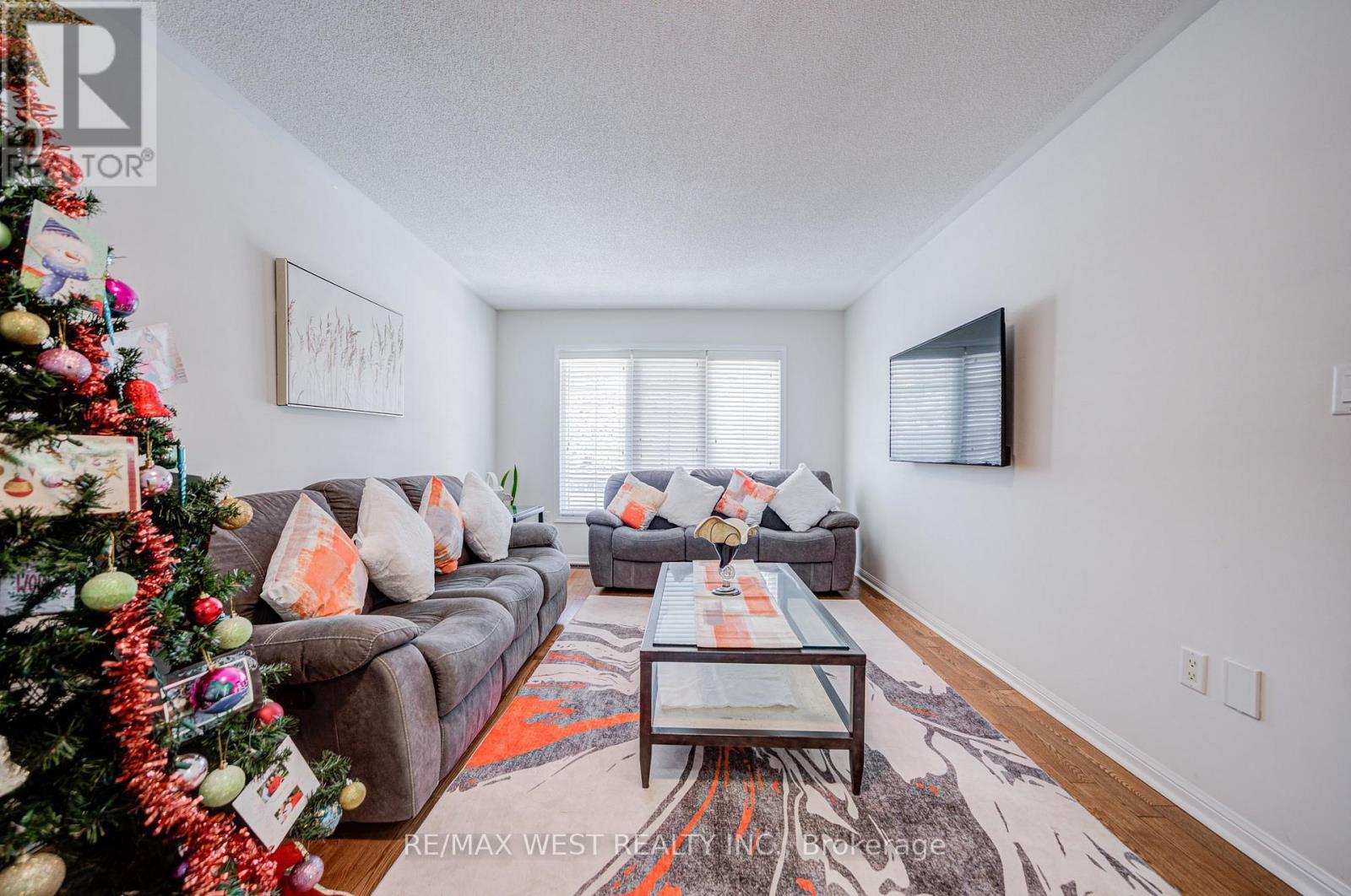 24 Davidson Drive, New Tecumseth, ON - Indoor Photo Showing Living Room