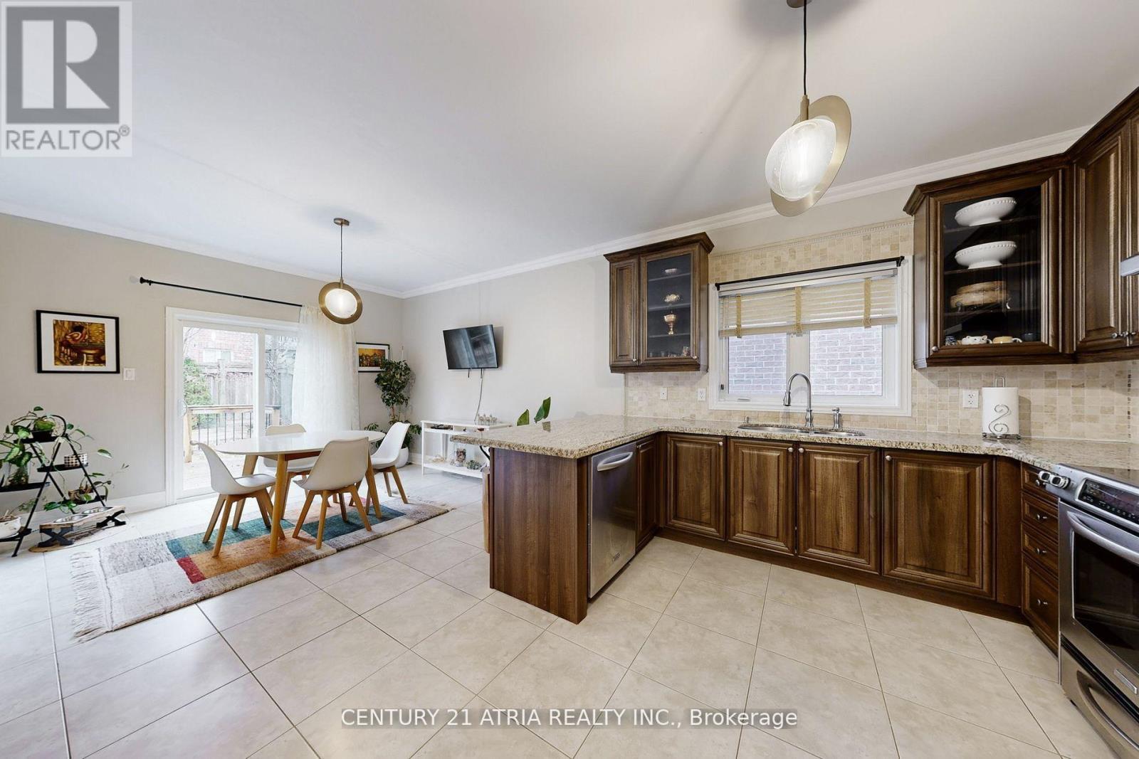 490 Kwapis Boulevard, Newmarket, ON - Indoor Photo Showing Kitchen With Upgraded Kitchen