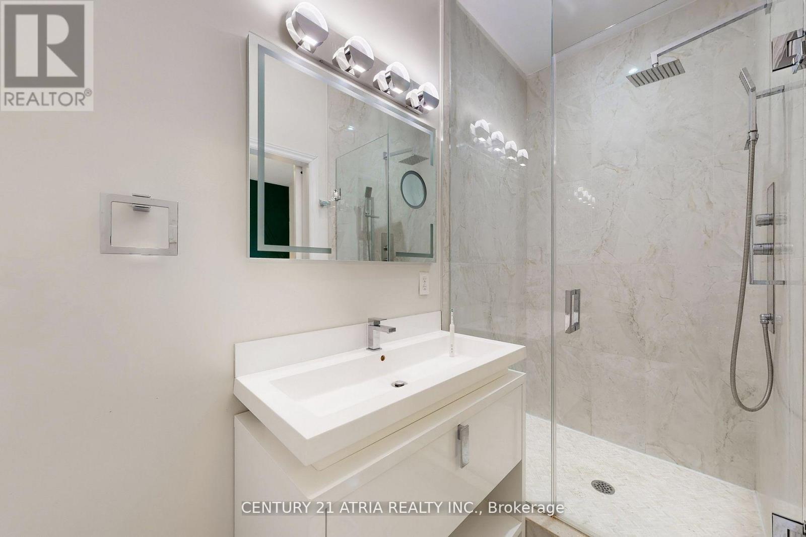 490 Kwapis Boulevard, Newmarket, ON - Indoor Photo Showing Bathroom