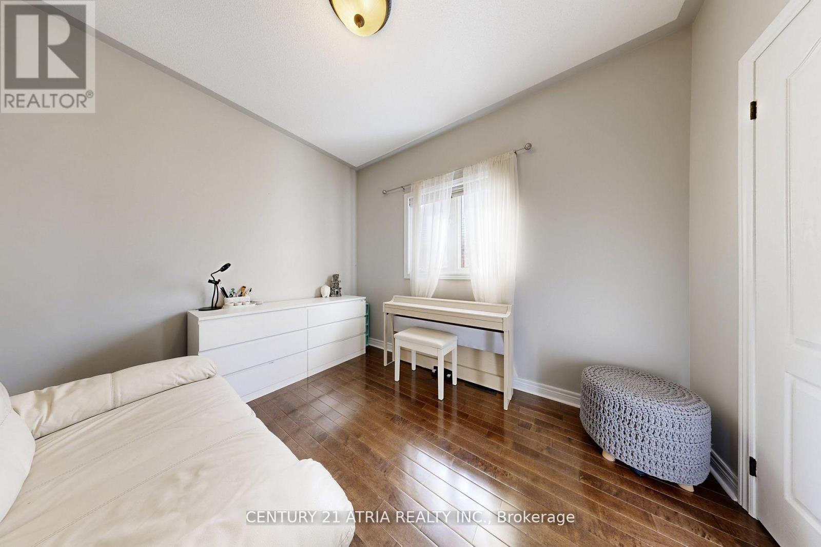 490 Kwapis Boulevard, Newmarket, ON - Indoor Photo Showing Bedroom