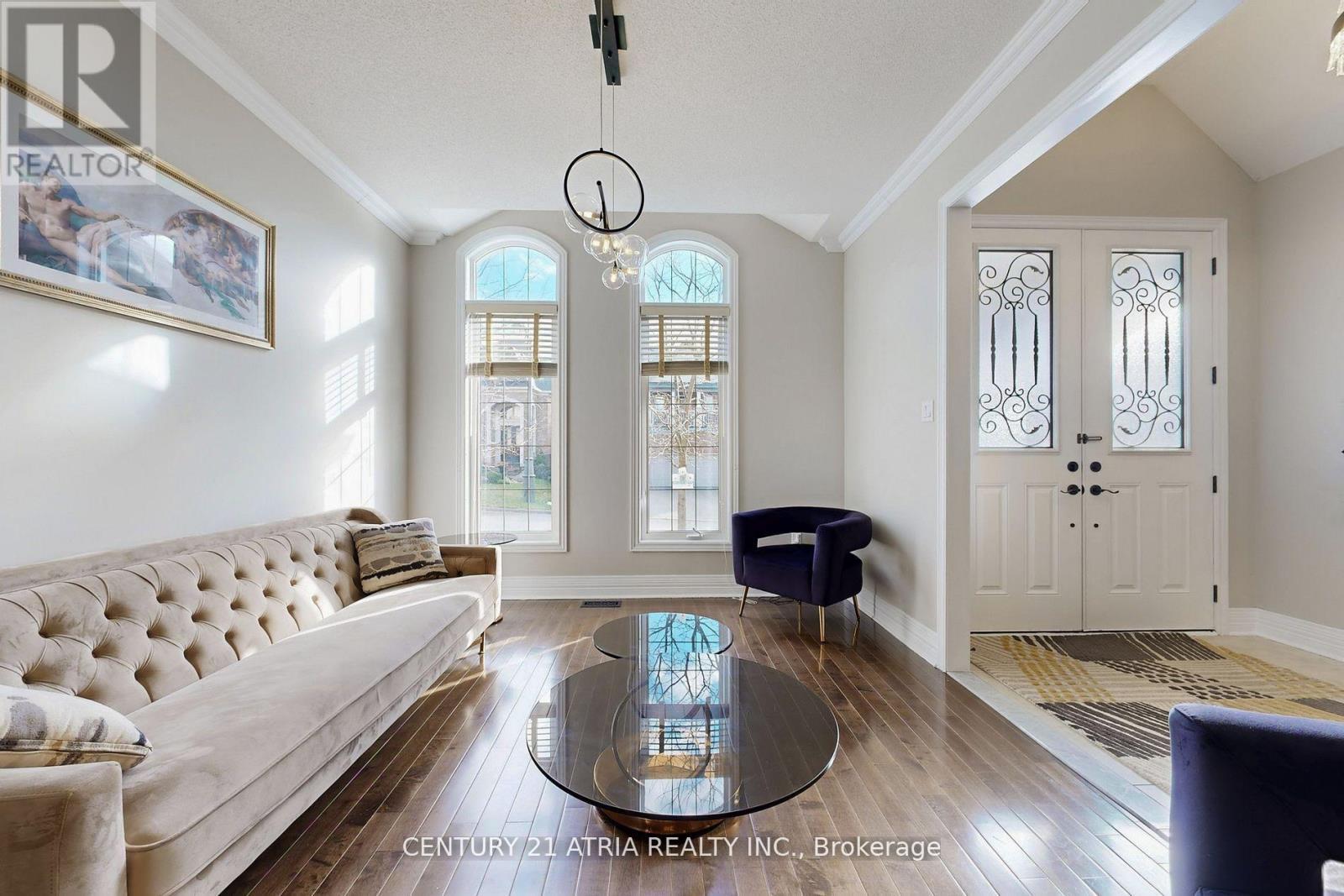 490 Kwapis Boulevard, Newmarket, ON - Indoor Photo Showing Living Room