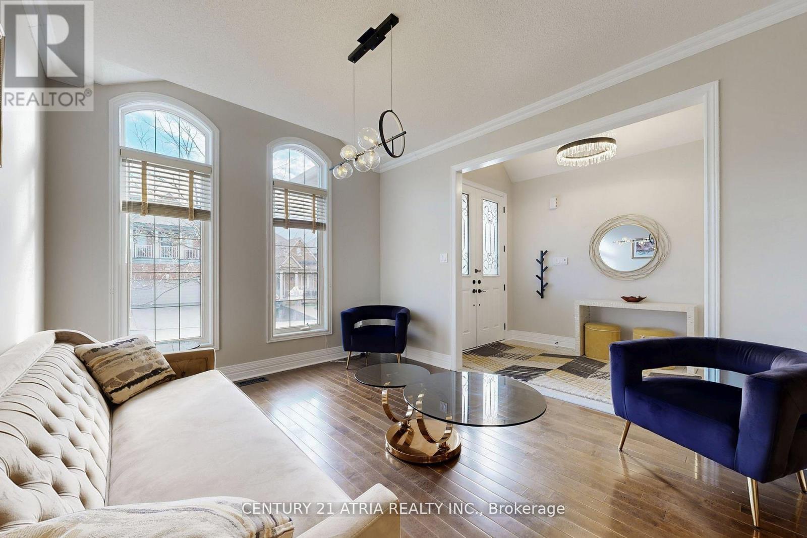 490 Kwapis Boulevard, Newmarket, ON - Indoor Photo Showing Living Room