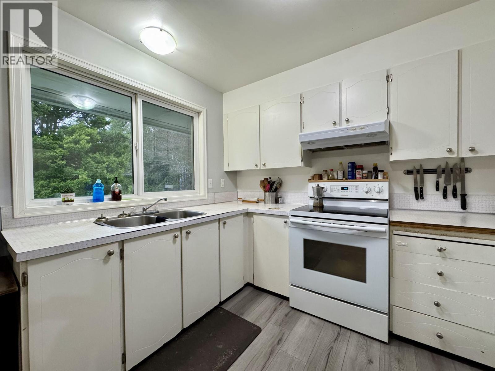 101 Crestview Drive, Prince Rupert, BC - Indoor Photo Showing Kitchen With Double Sink