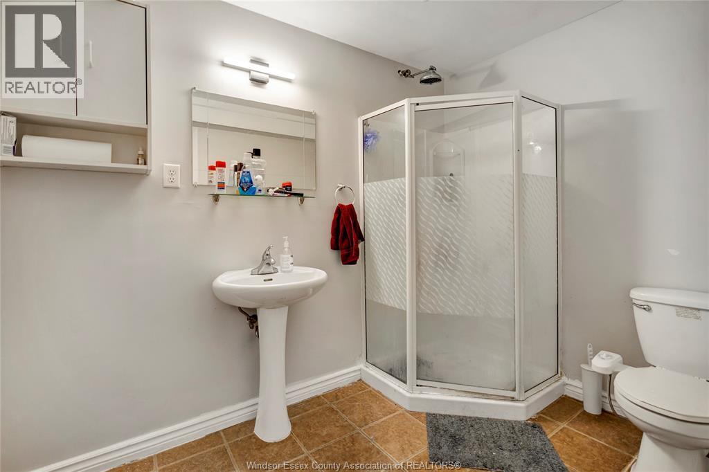 787 Helena Court, Belle River, ON - Indoor Photo Showing Bathroom