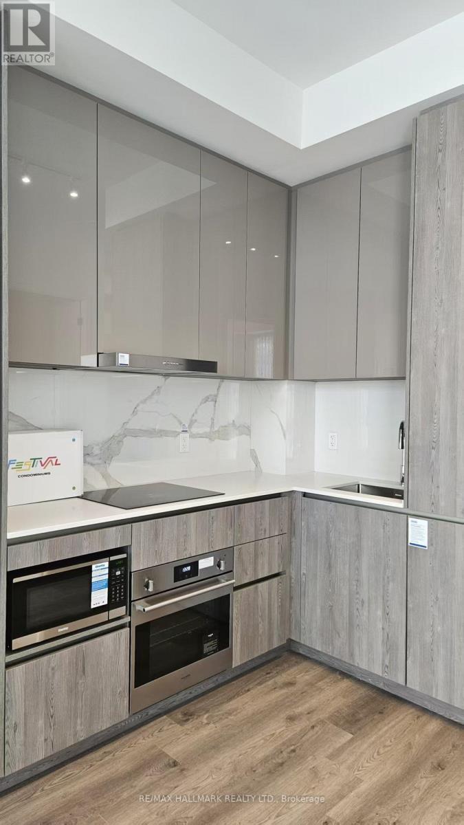 1615 - 8 Interchange Way, Vaughan, ON - Indoor Photo Showing Kitchen