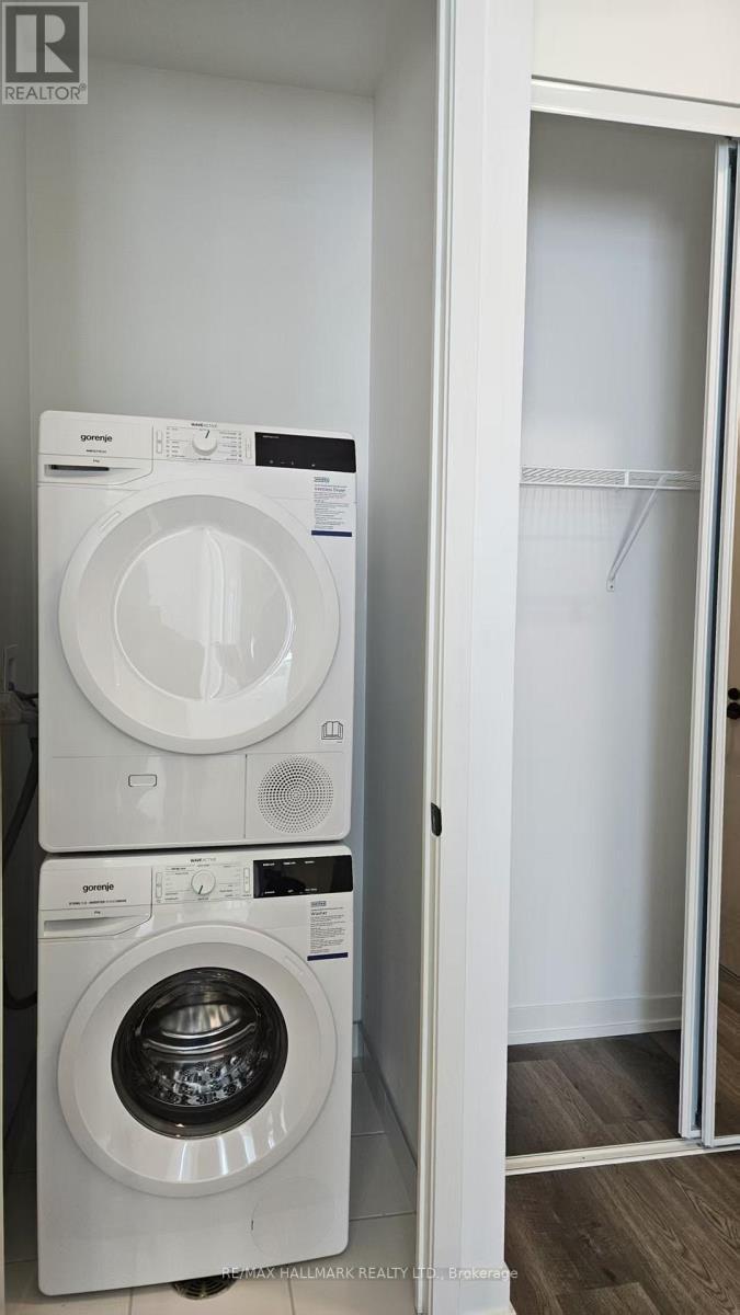 1615 - 8 Interchange Way, Vaughan, ON - Indoor Photo Showing Laundry Room